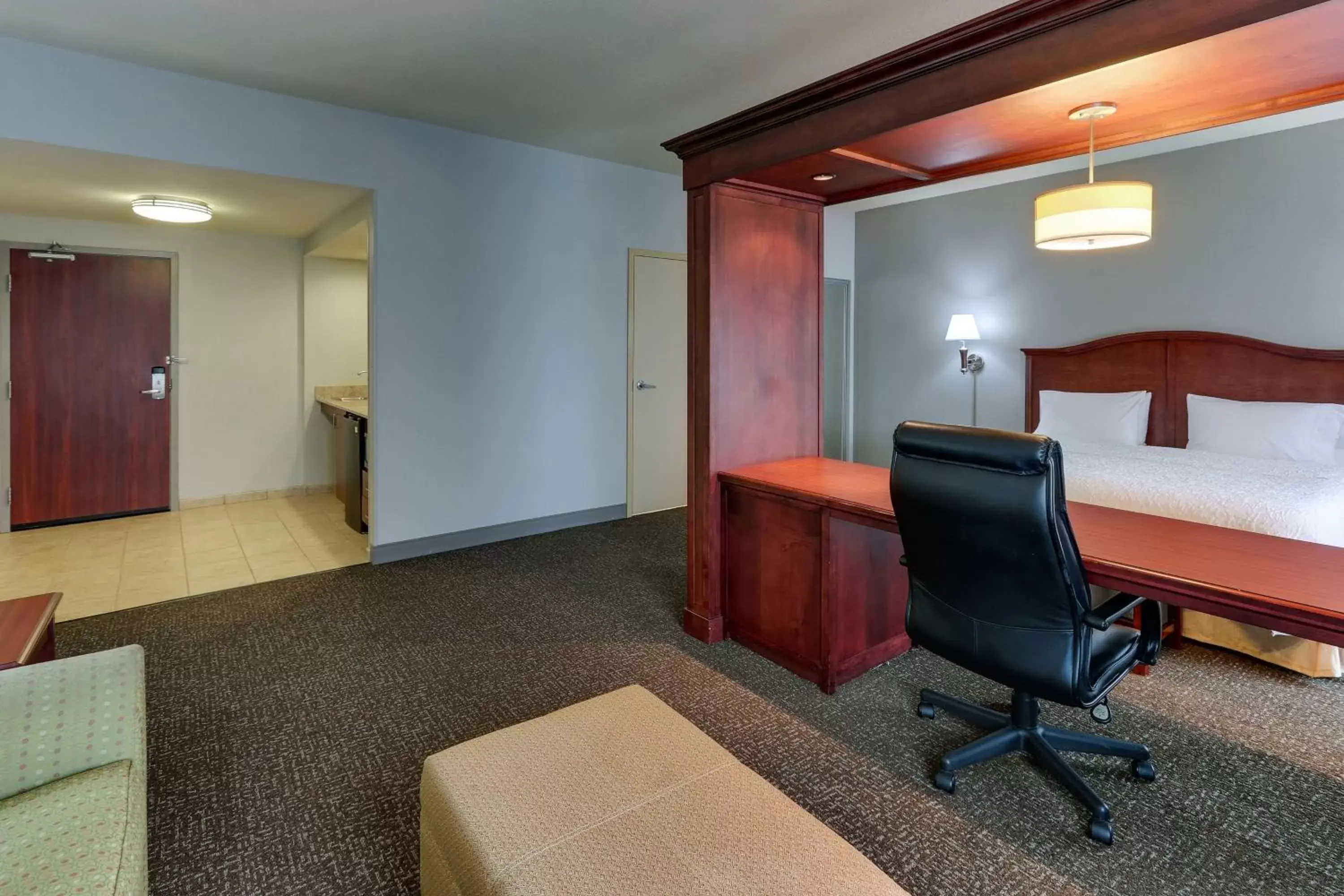 Bedroom in Hampton Inn & Suites Indianapolis-Airport