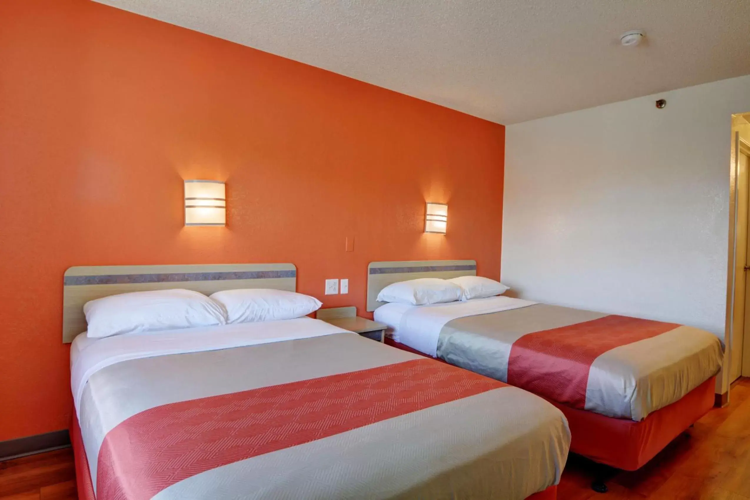 Bedroom, Bed in Motel 6-Wethersfield, CT - Hartford