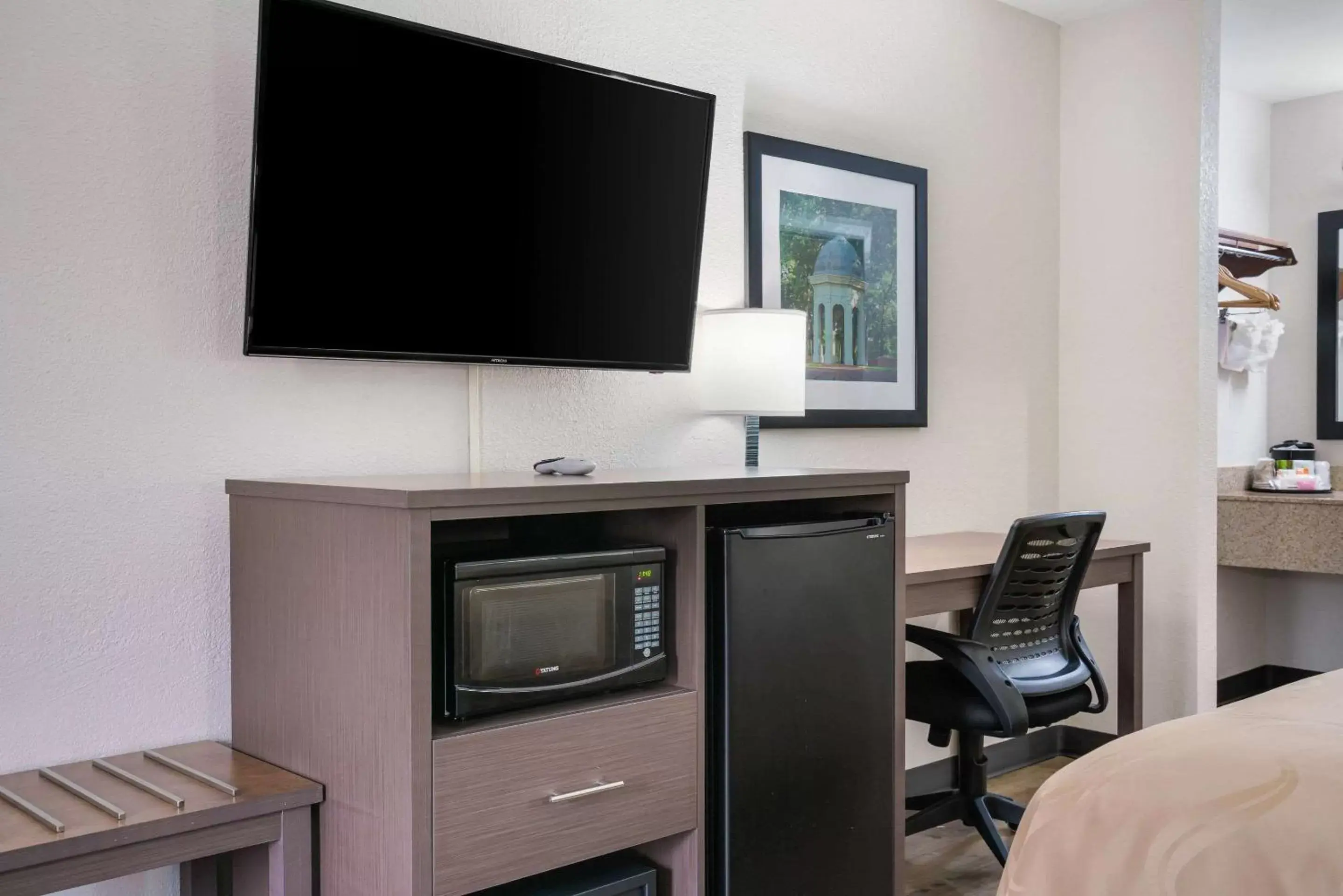 Photo of the whole room, TV/Entertainment Center in Quality Inn Greenville near University