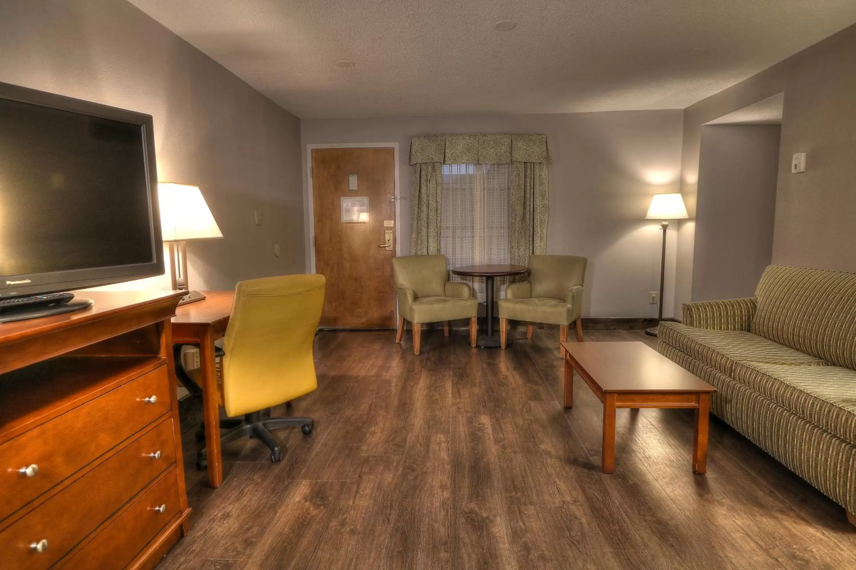 Living room, TV/Entertainment Center in The Ramsey Hotel and Convention Center