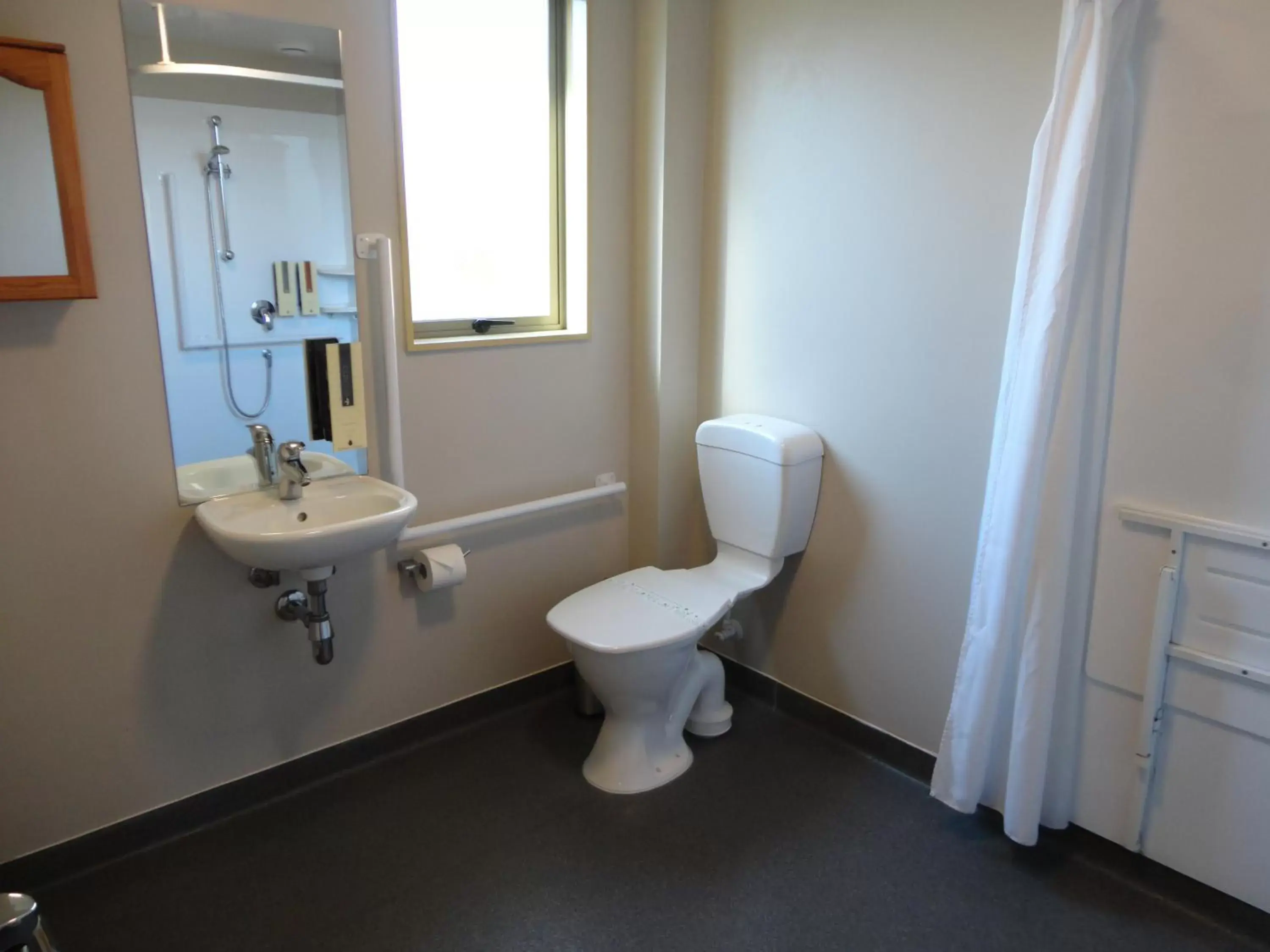 Bathroom in Bealey Avenue Motel