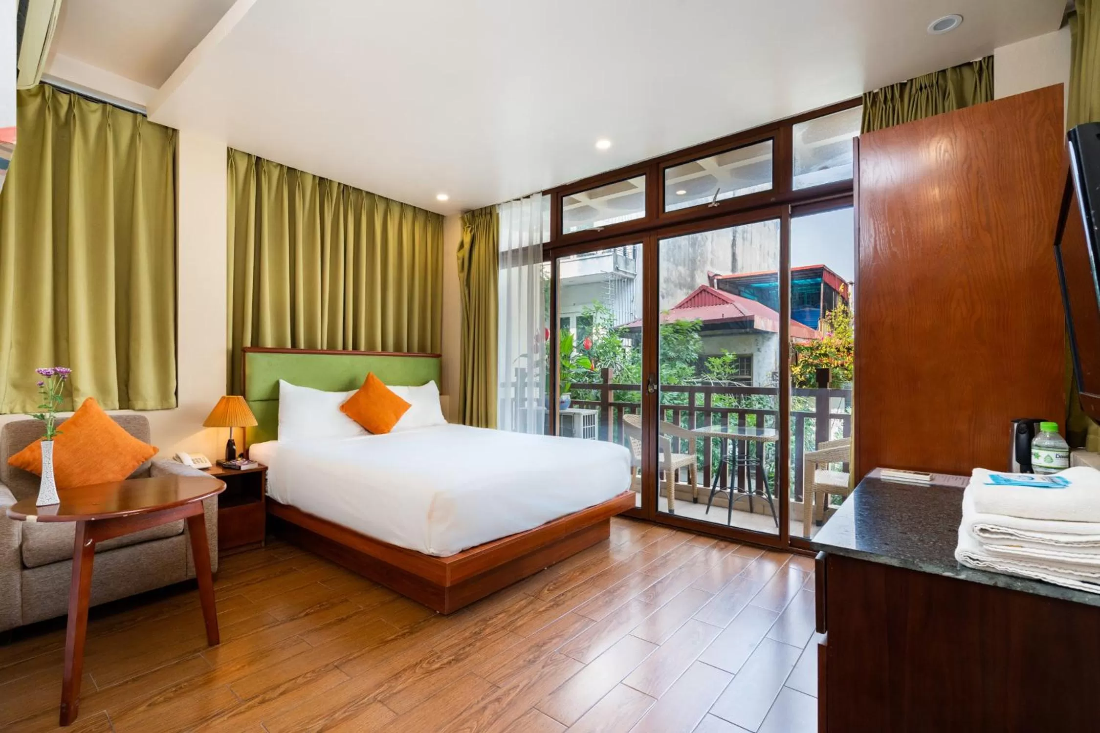 Bed in Artisan Lakeview Hotel