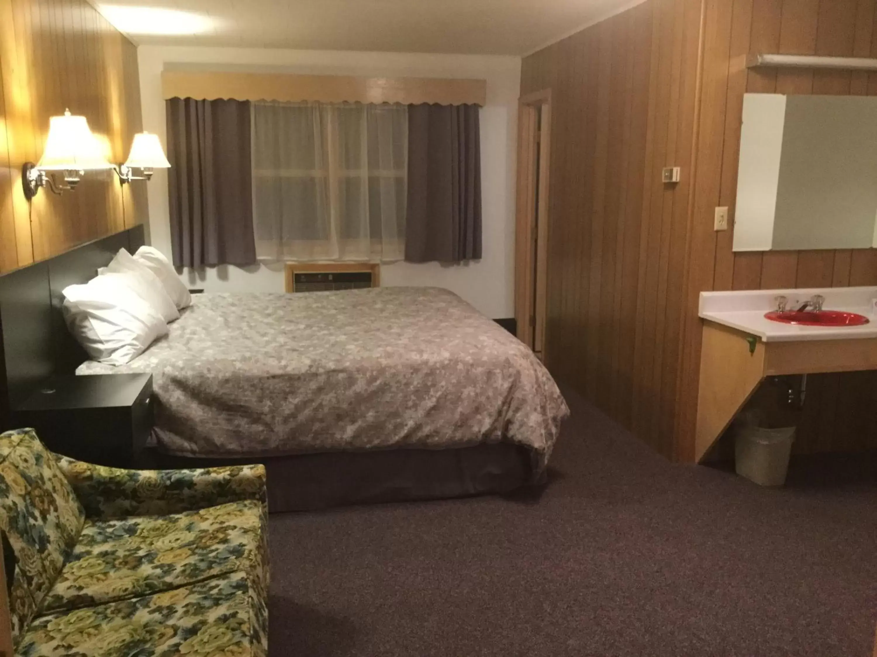 Photo of the whole room, Bed in Cedars Motel