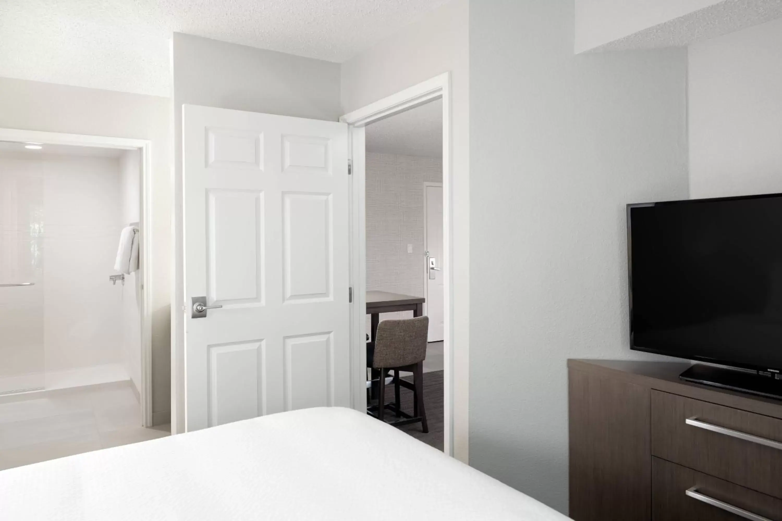 Bedroom, TV/Entertainment Center in Residence Inn Pleasanton