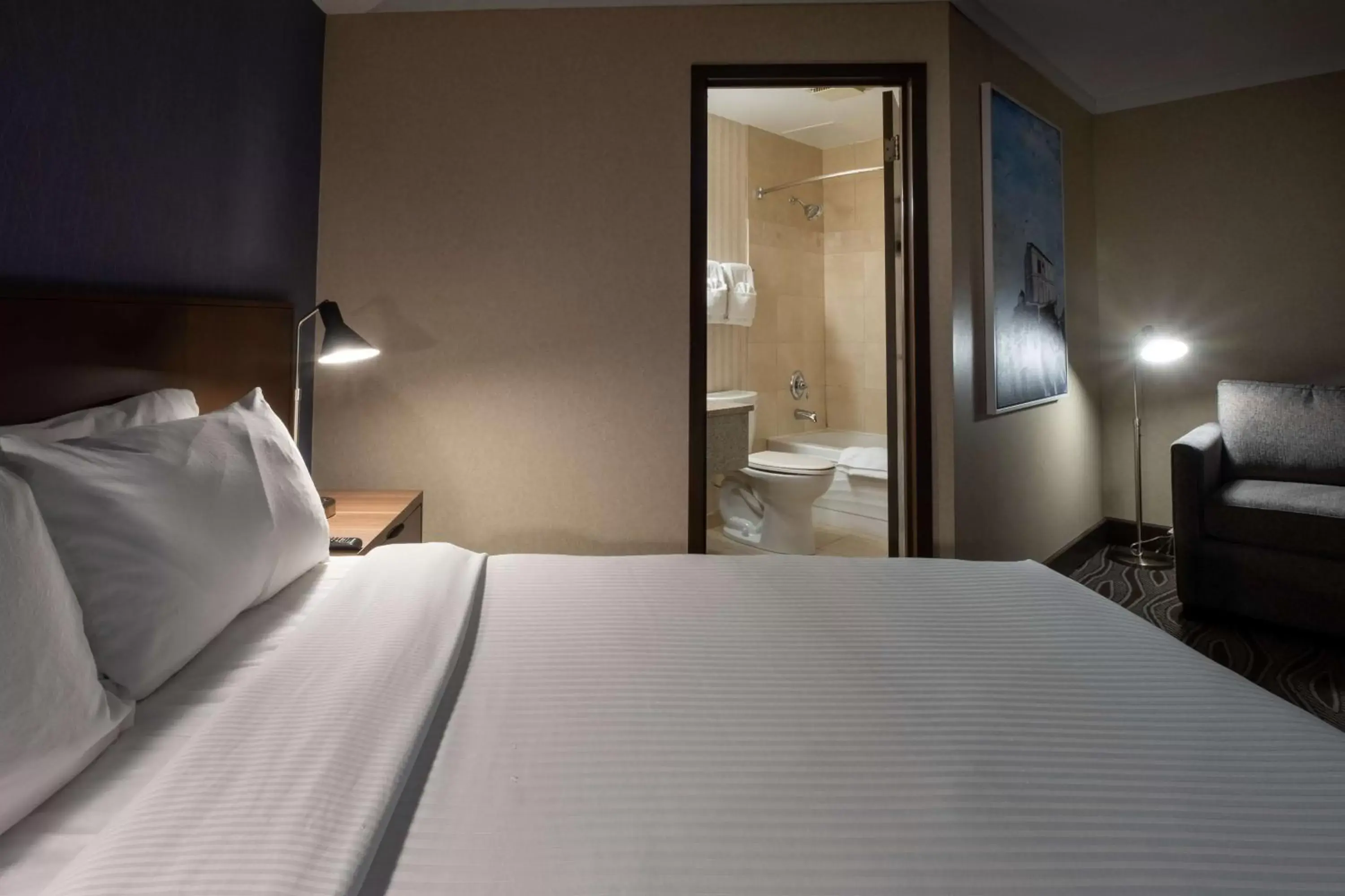 Bedroom, Bed in Prestige Mountain Resort Rossland