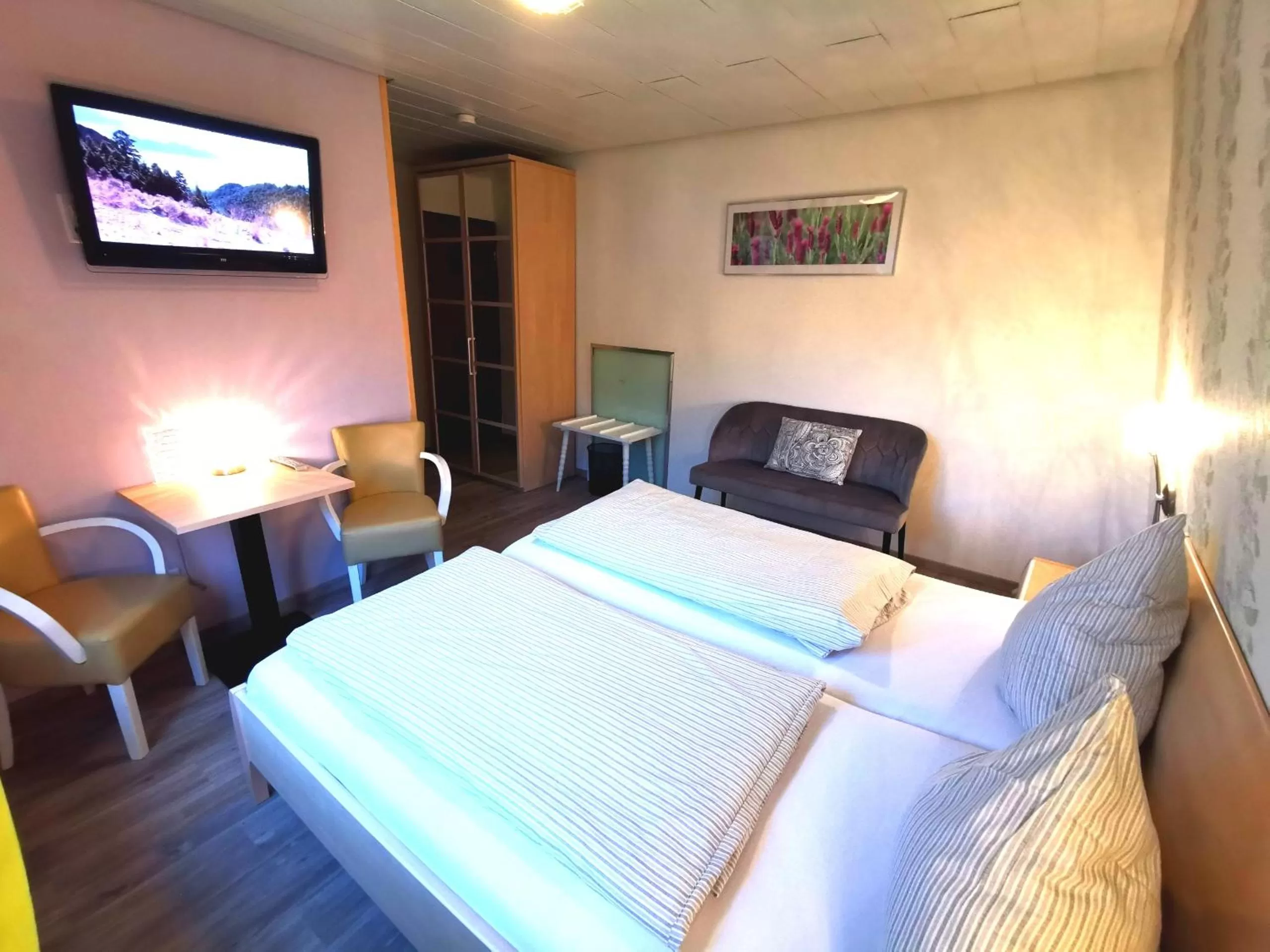 Photo of the whole room, Bed in Hotel Grüner Baum mit Restaurant & Wellness