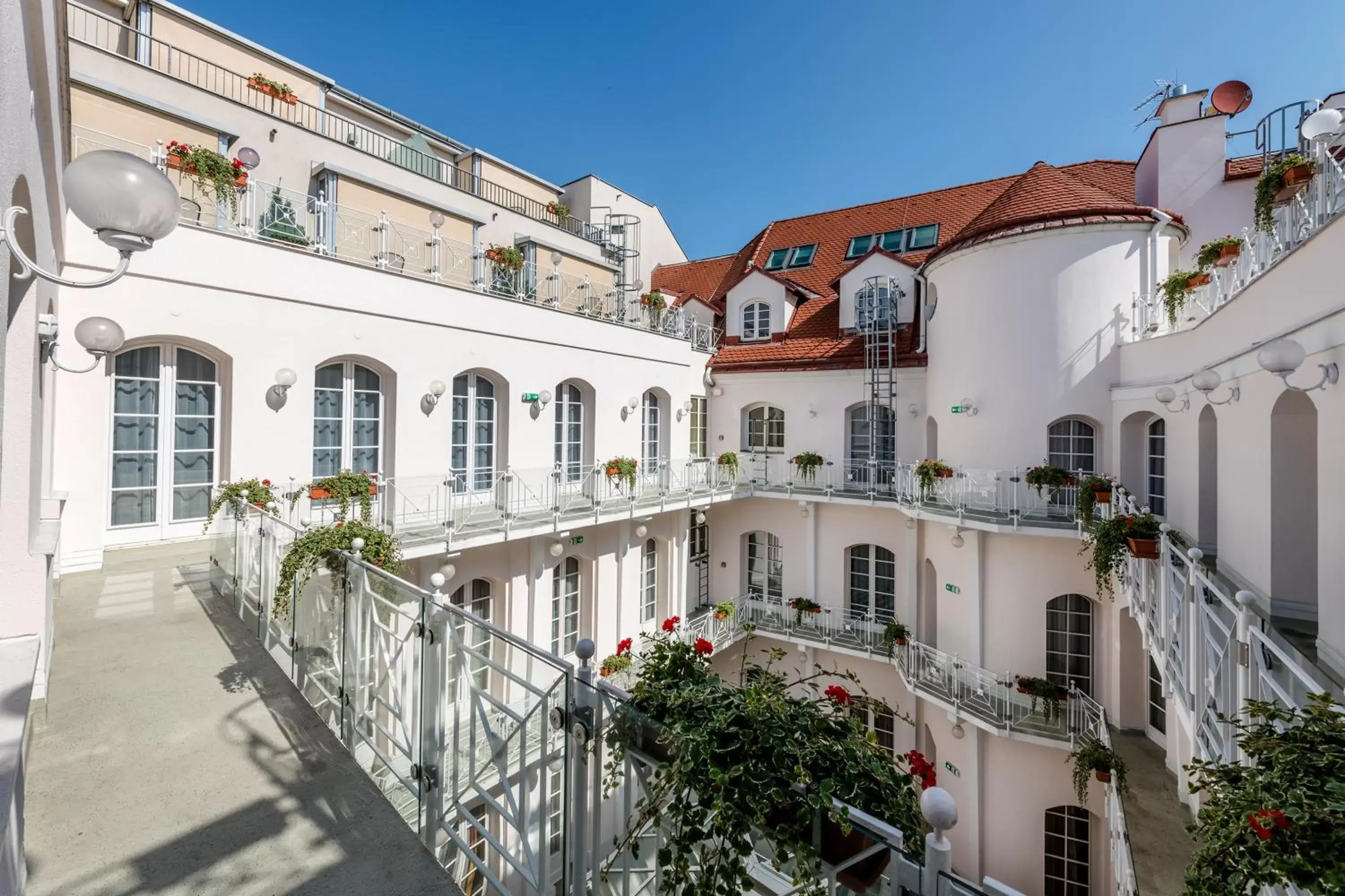 Patio, Property Building in Hotel IMLAUER Wien