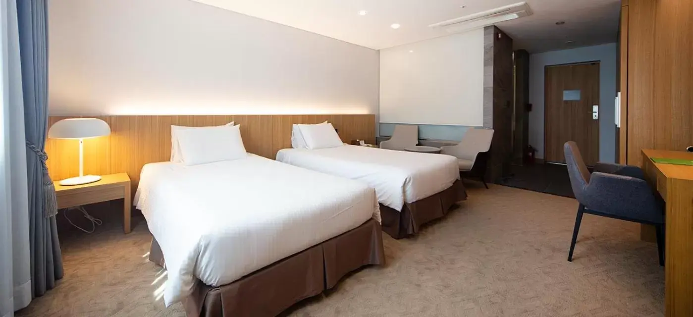Photo of the whole room, Bed in Ulsan City Hotel