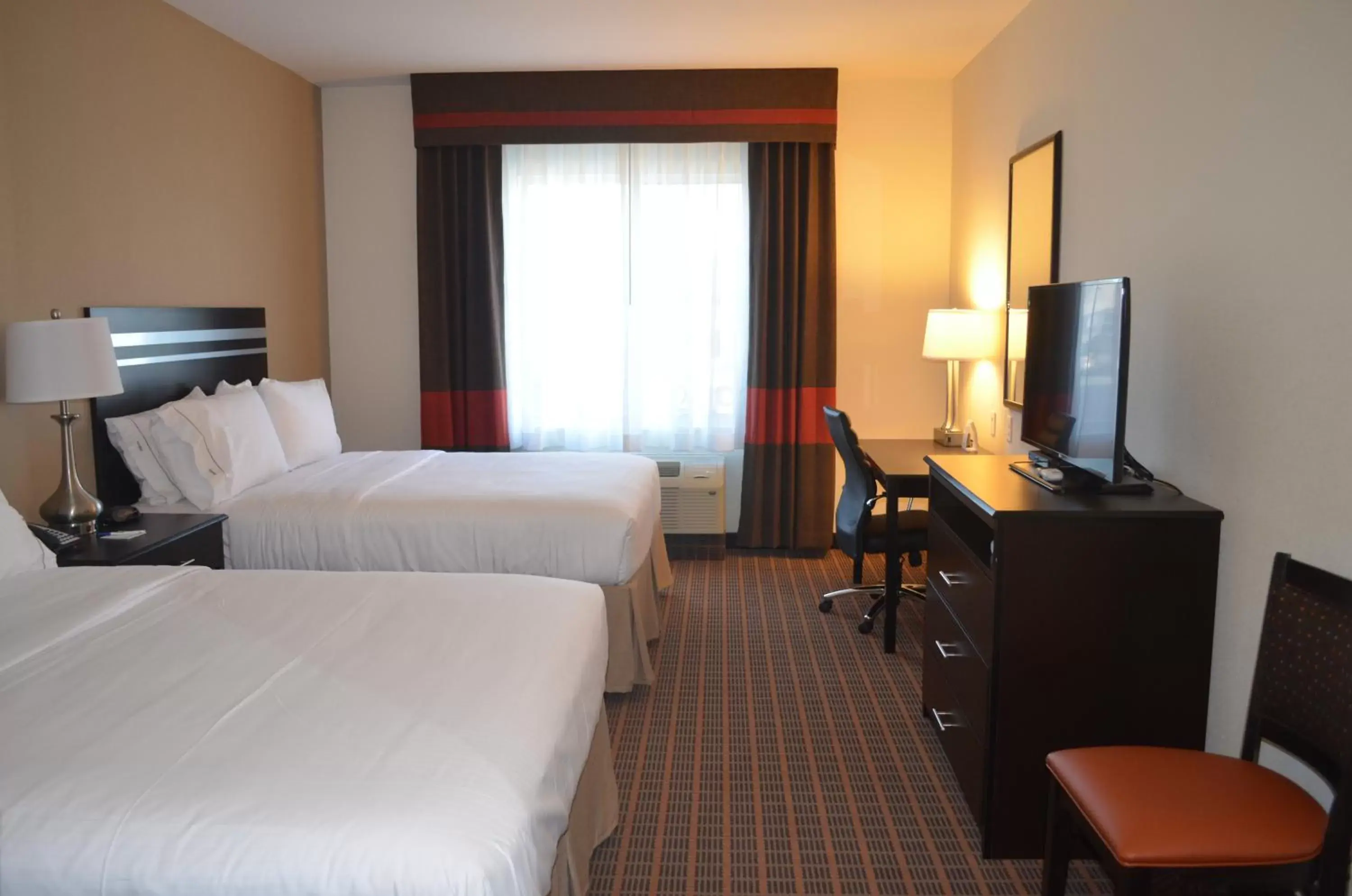 Photo of the whole room, Room Photo in Holiday Inn Express & Suites Golden, an IHG Hotel