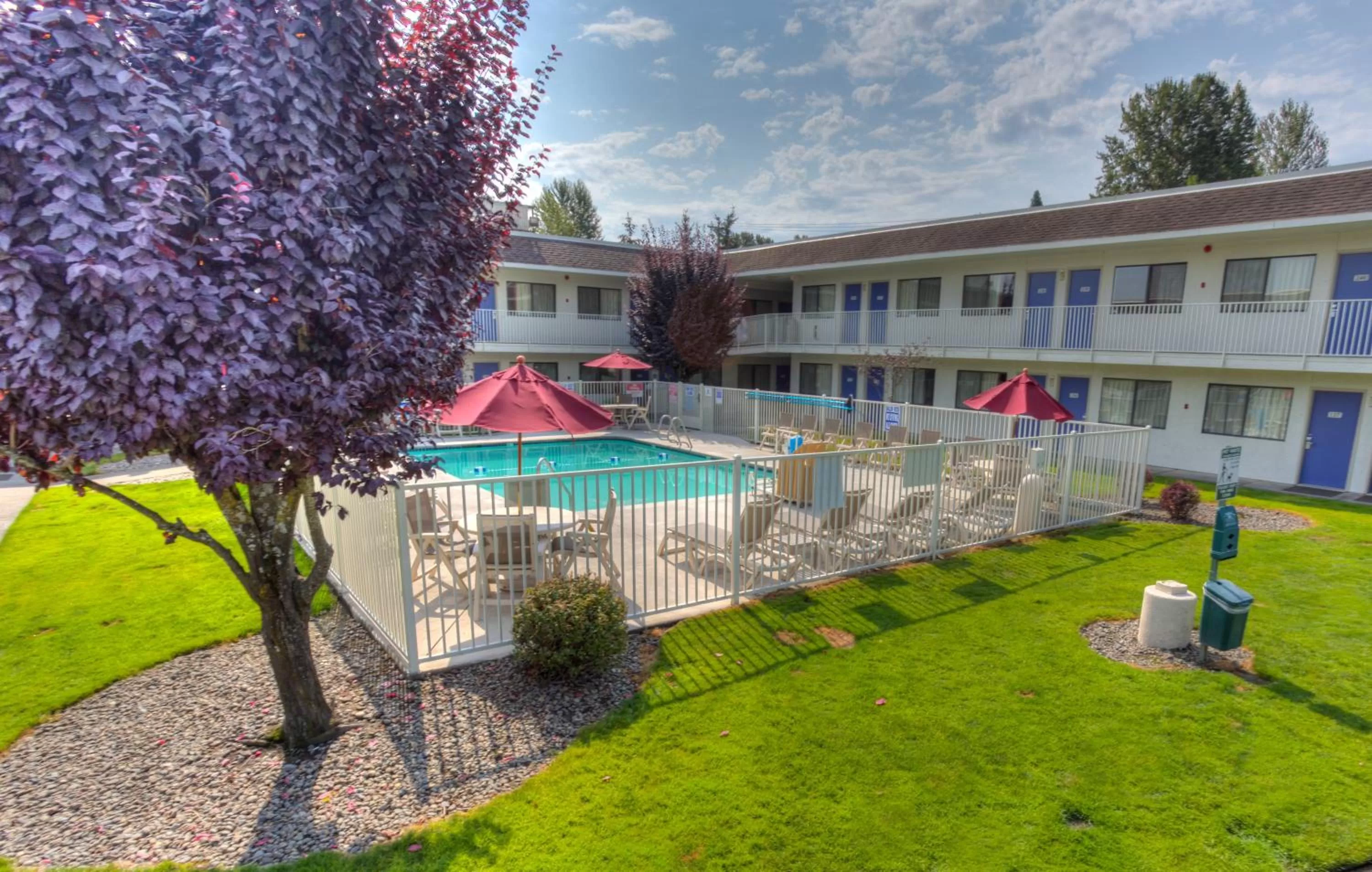 Swimming pool in Motel 6-Troutdale, OR - Portland East