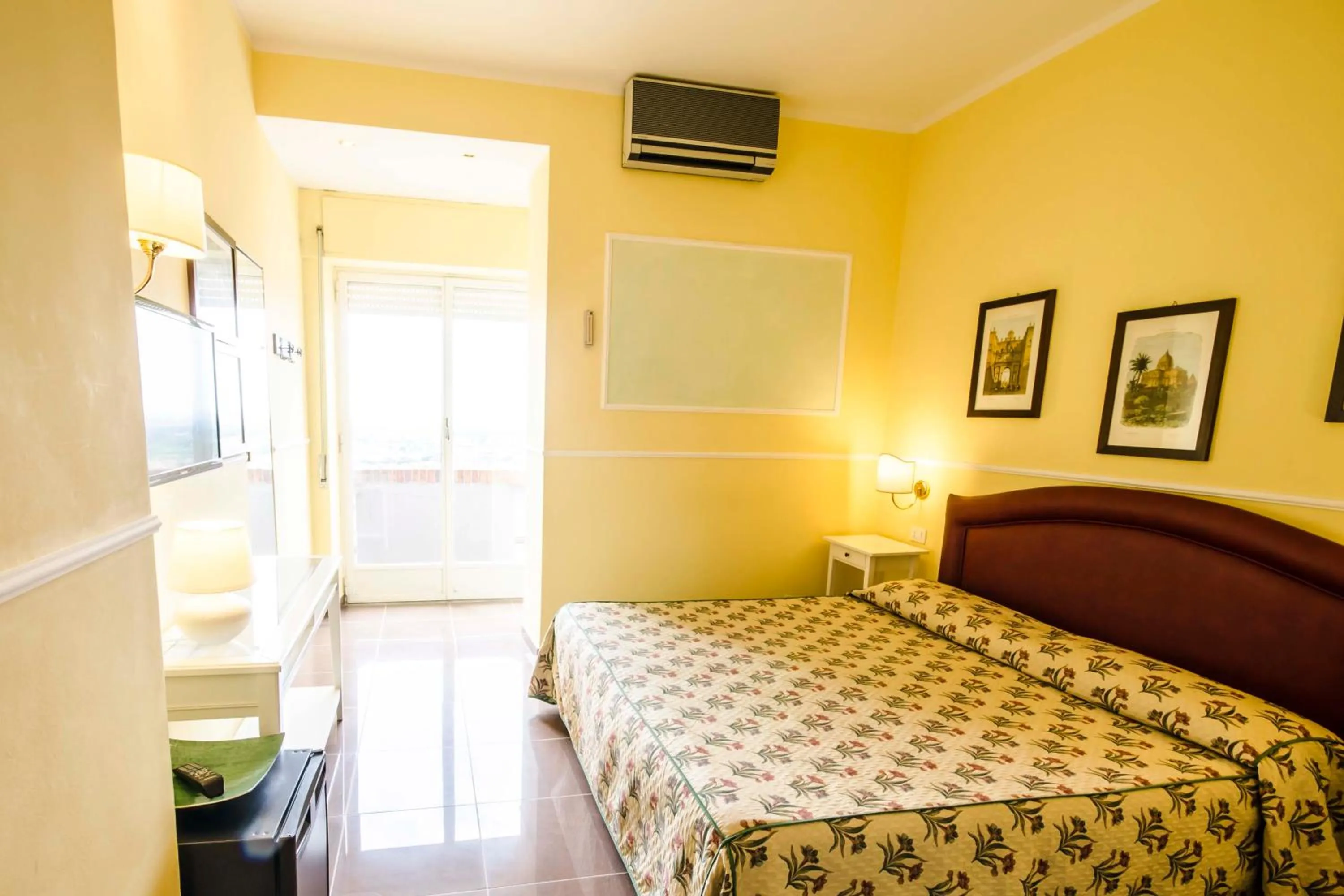 Photo of the whole room, Bed in Hotel Tarconte