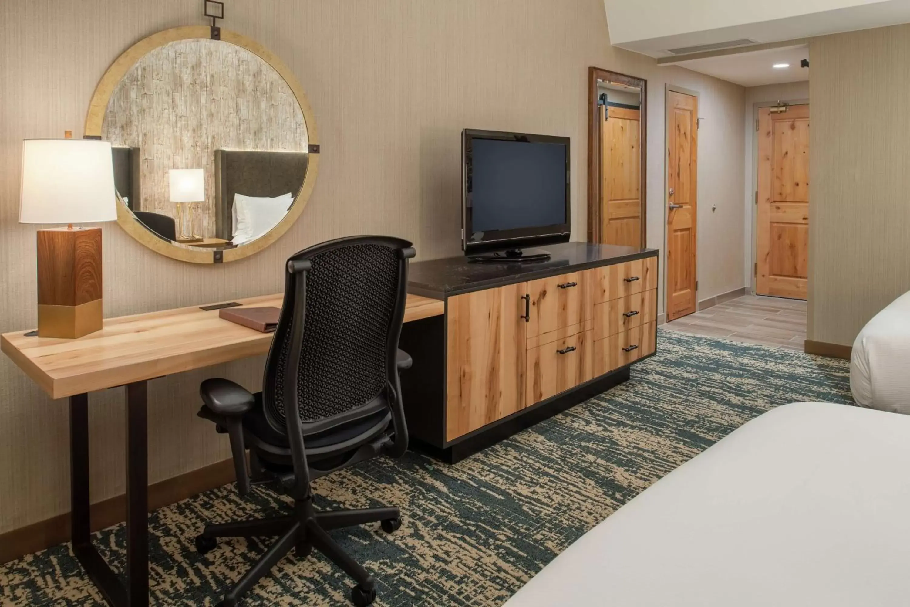 Bedroom, TV/Entertainment Center in DoubleTree by Hilton Missoula Edgewater