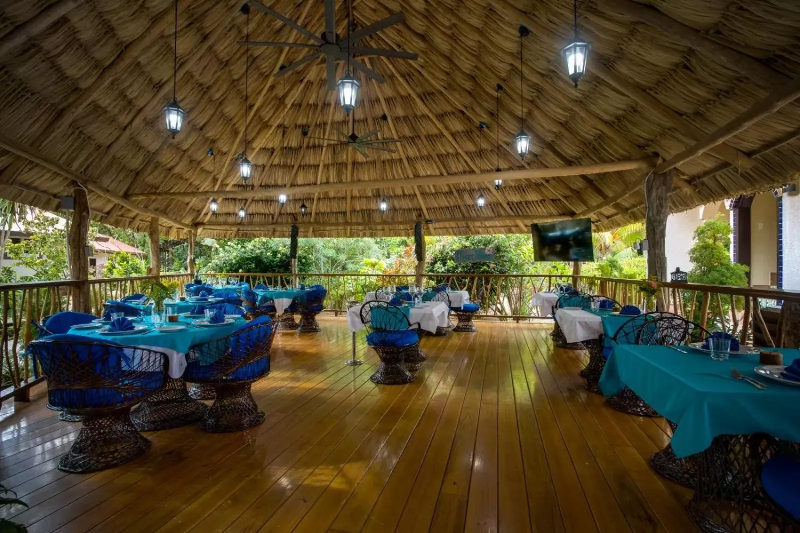 Restaurant/Places to Eat in Mariposa Belize Beach Resort