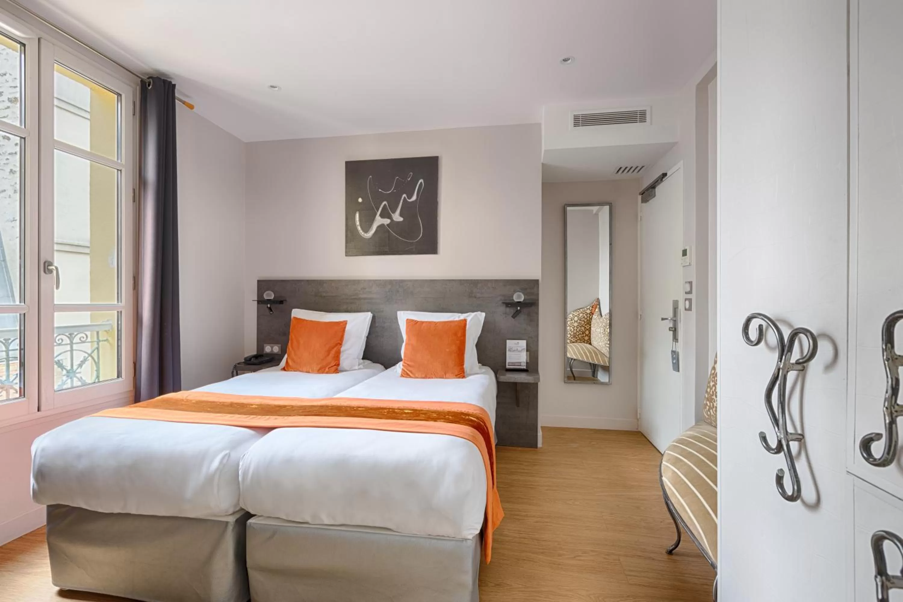 Photo of the whole room, Bed in Hotel de France Invalides