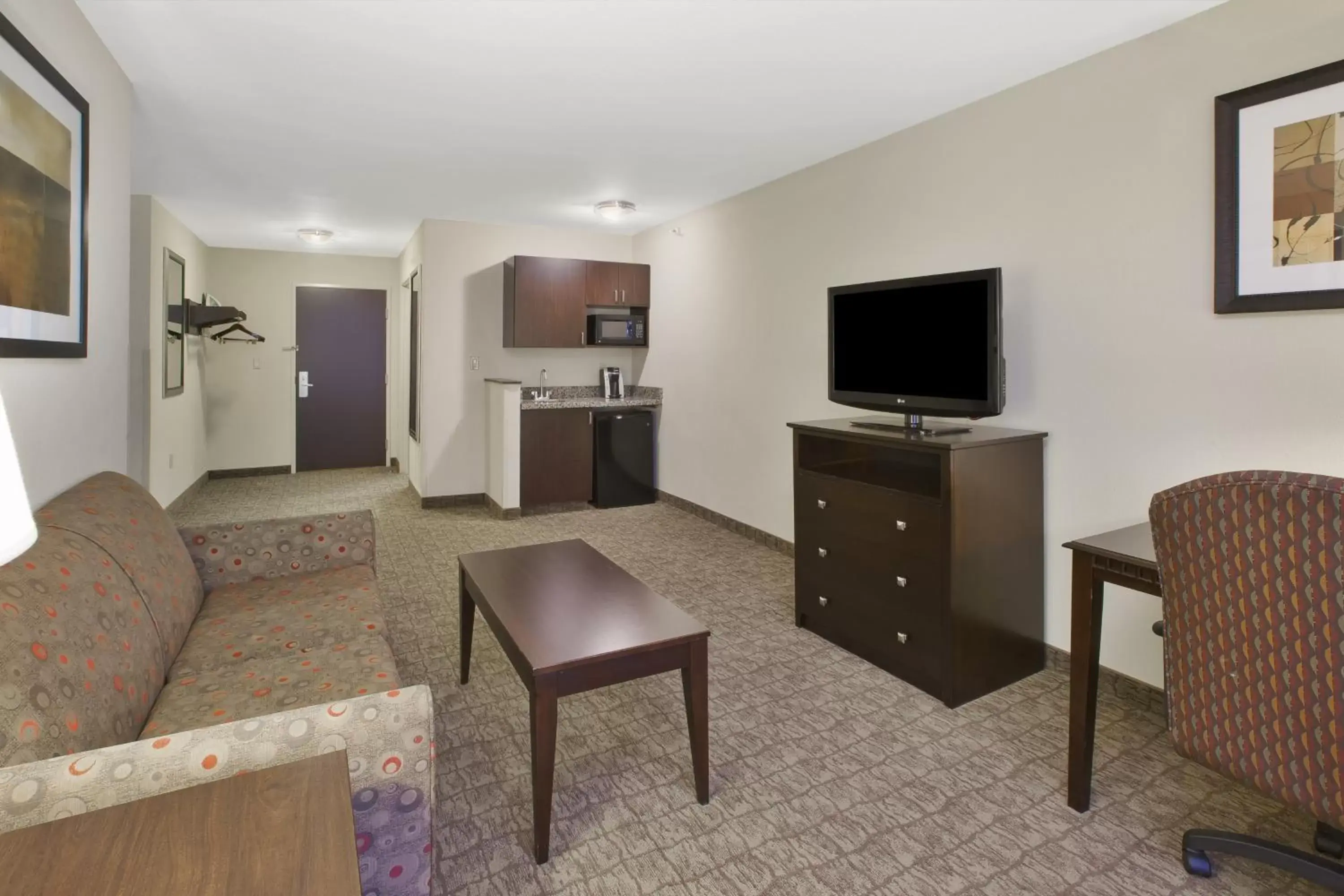 Photo of the whole room, TV/Entertainment Center in Holiday Inn Express and Suites Wheeling, an IHG Hotel