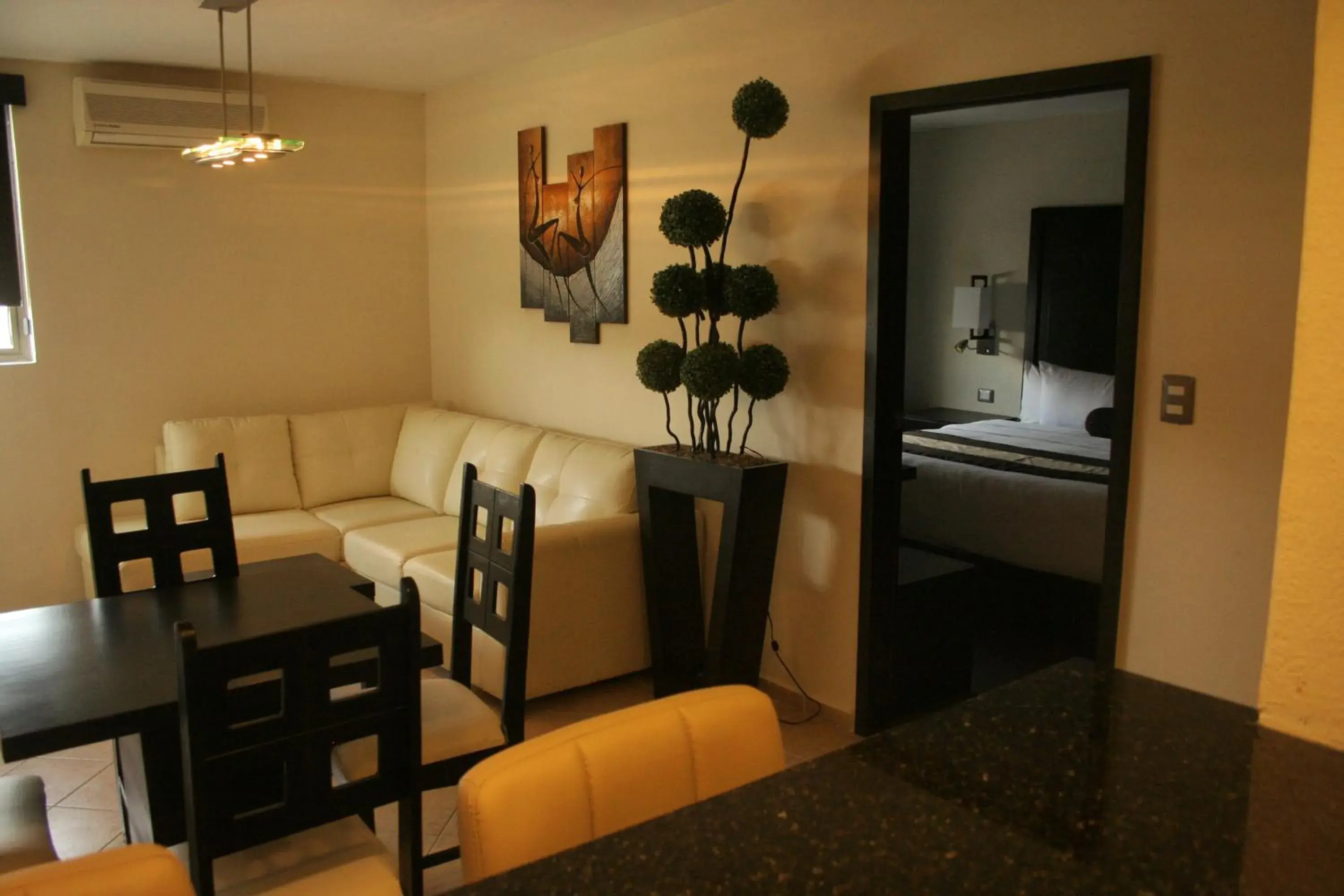 Living room, Dining Area in Hotel El Camino Inn & Suites