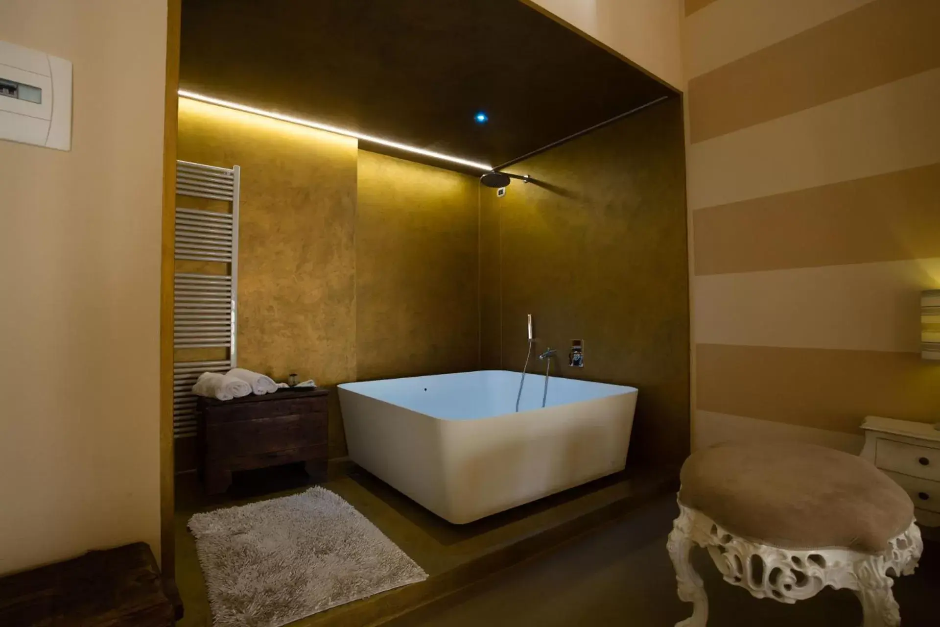 Shower, Bathroom in Alessi Hotel Trattoria