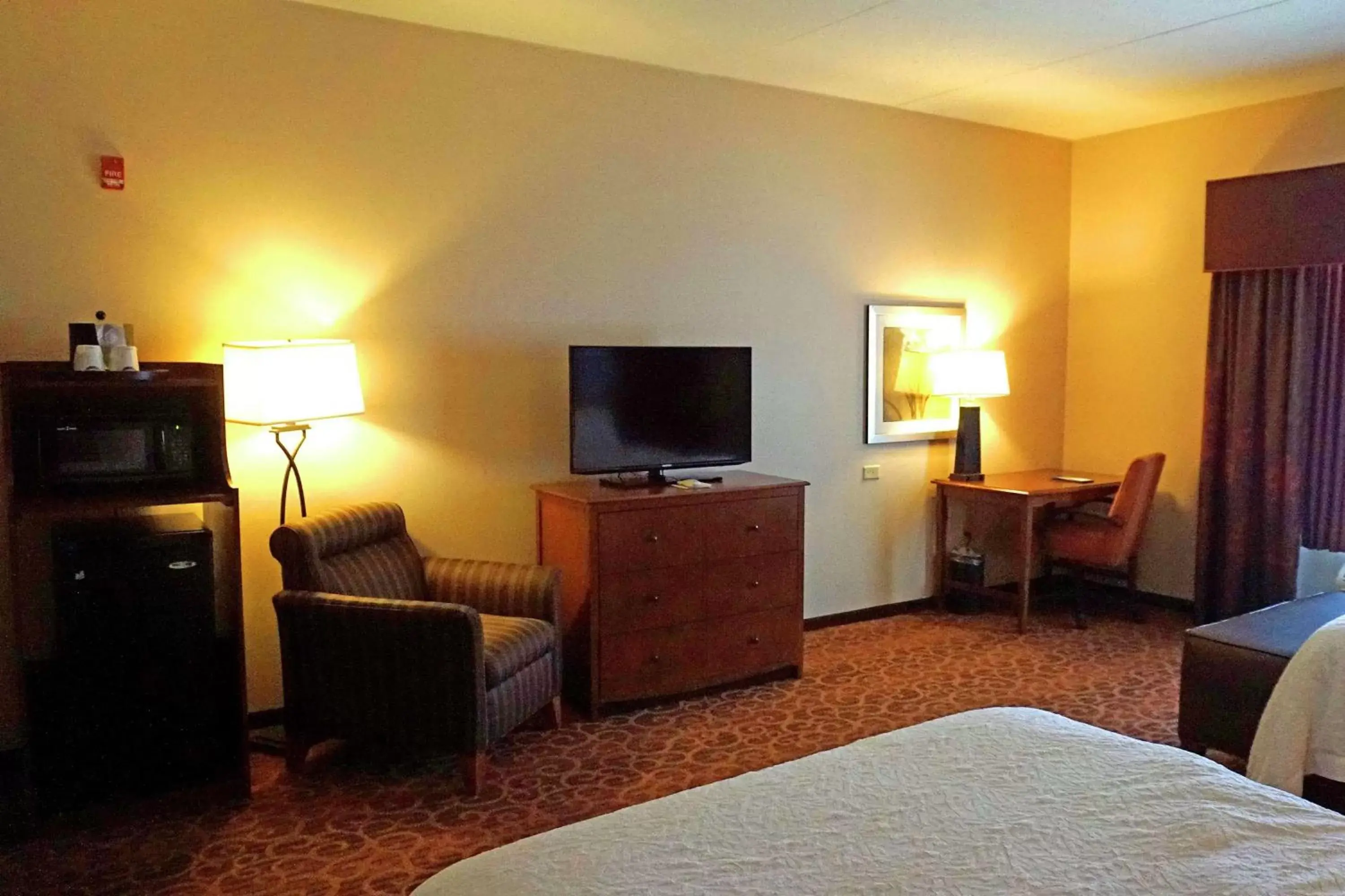 Bedroom, TV/Entertainment Center in Hampton Inn Waynesburg