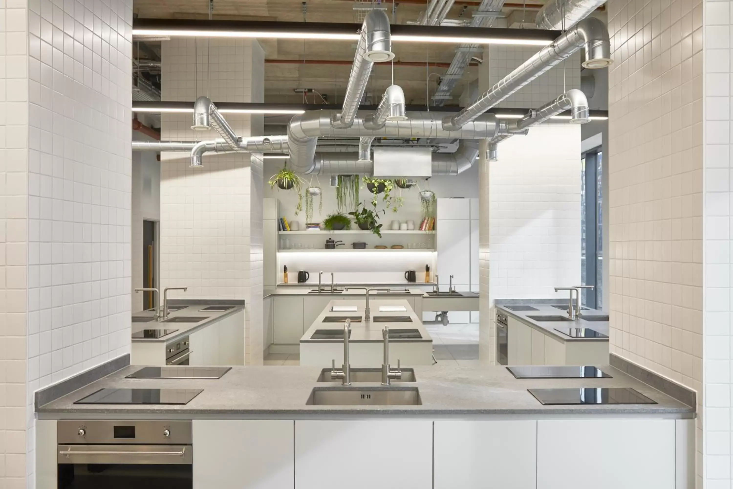 Communal kitchen, Kitchen/Kitchenette in The Collective Canary Wharf
