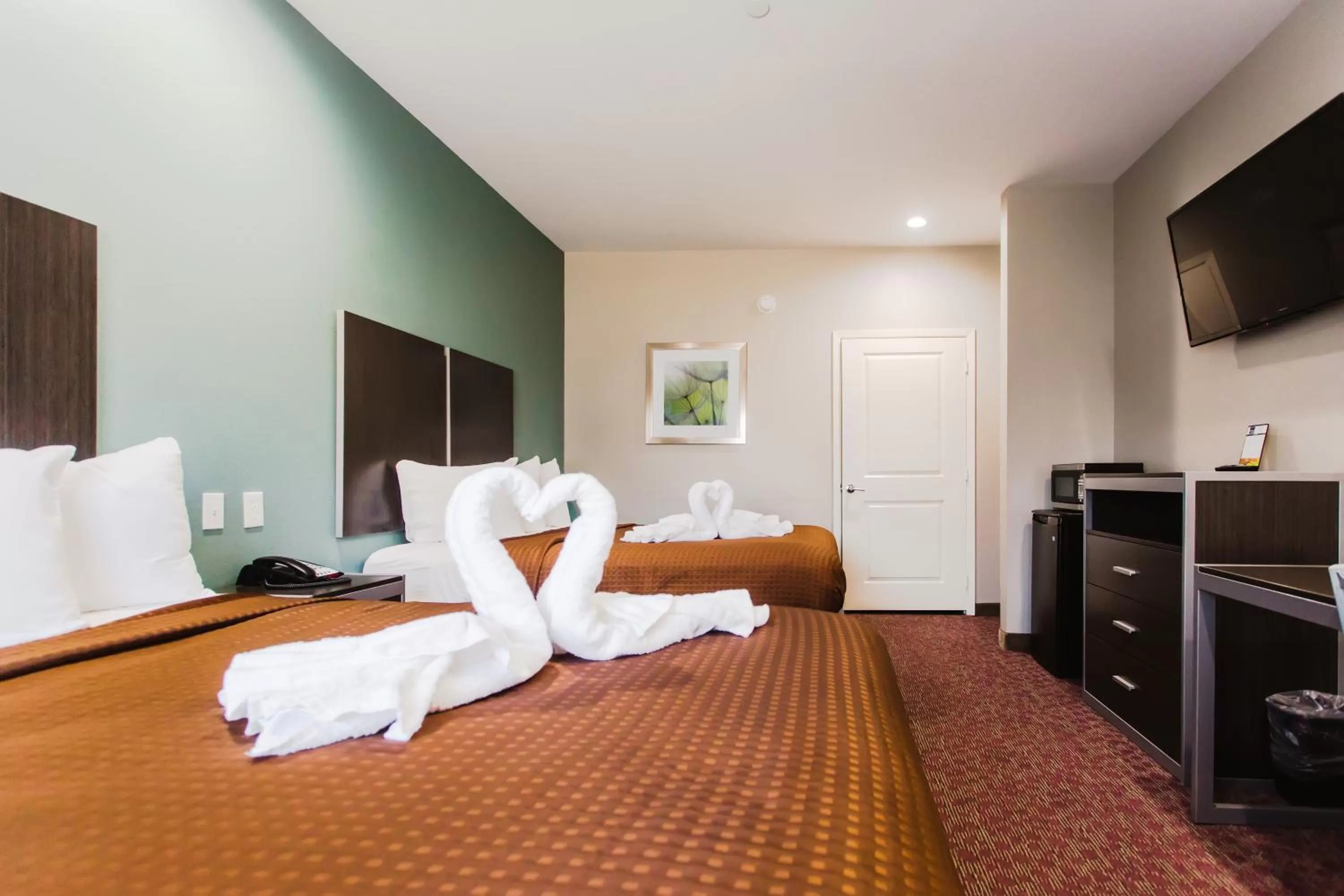 Bedroom, Bed in Express Inn - Spring