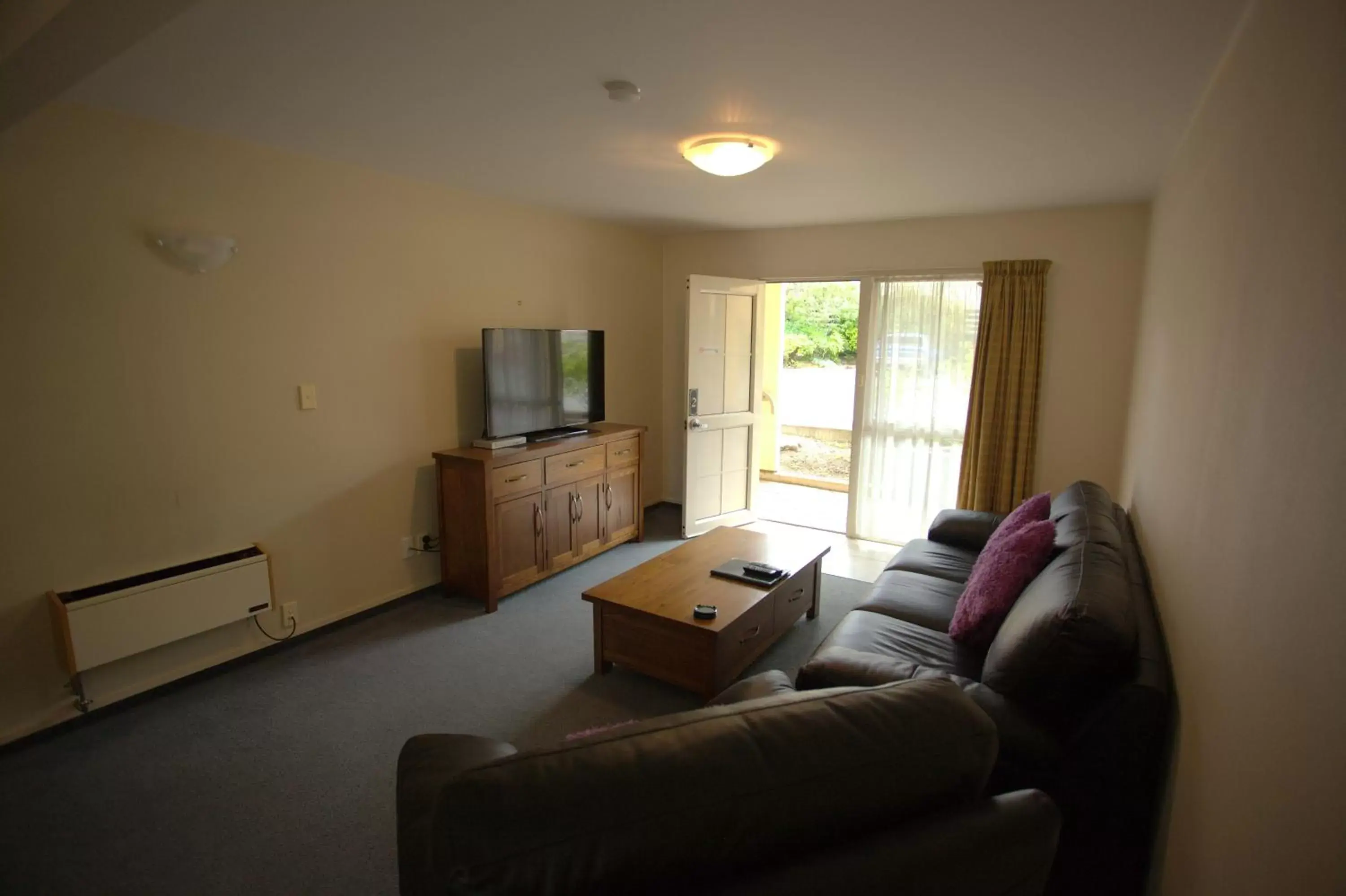 Day, Seating Area in Birchwood Manor