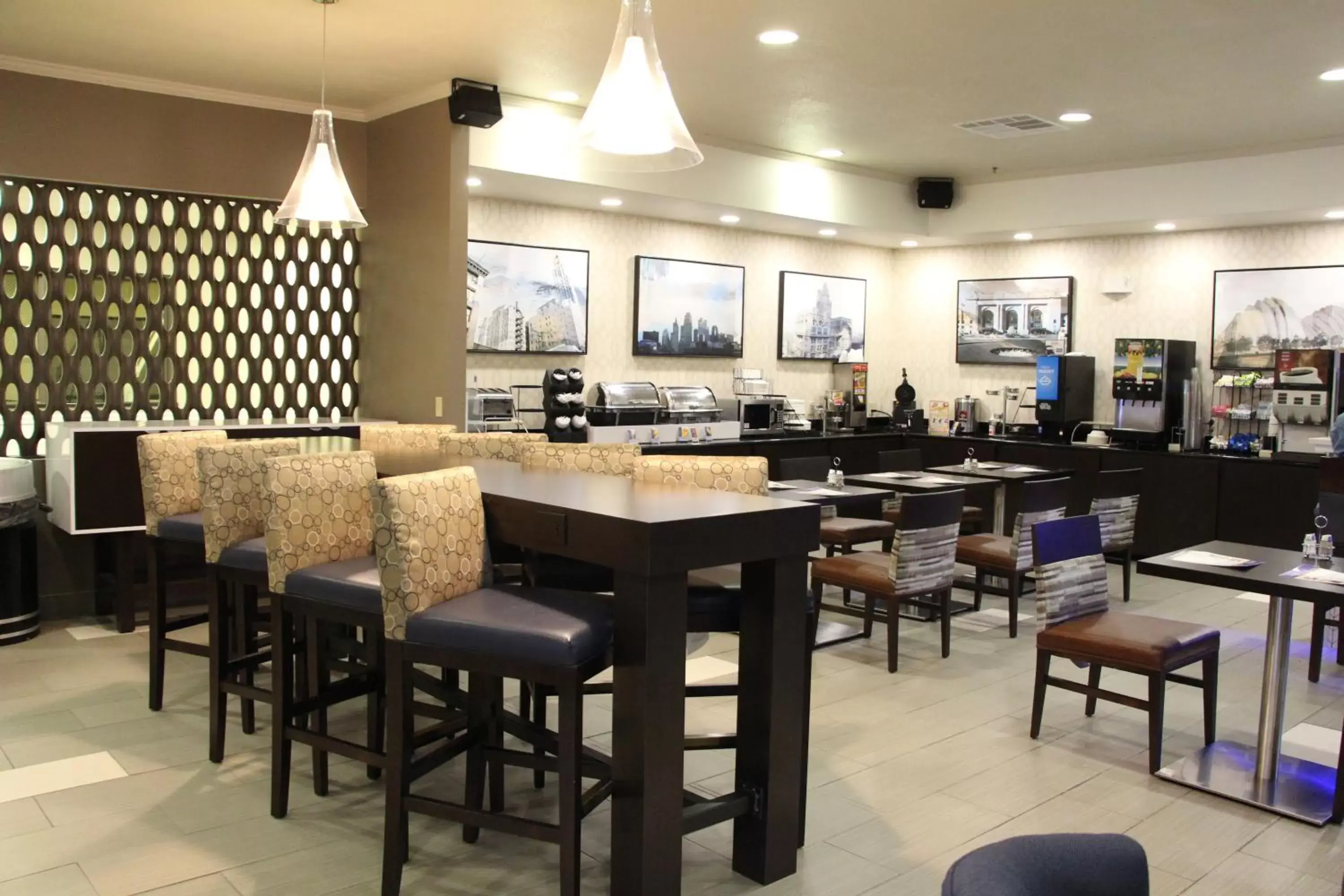 Restaurant/Places to Eat in Best Western Plus Kansas City Airport - KCI East