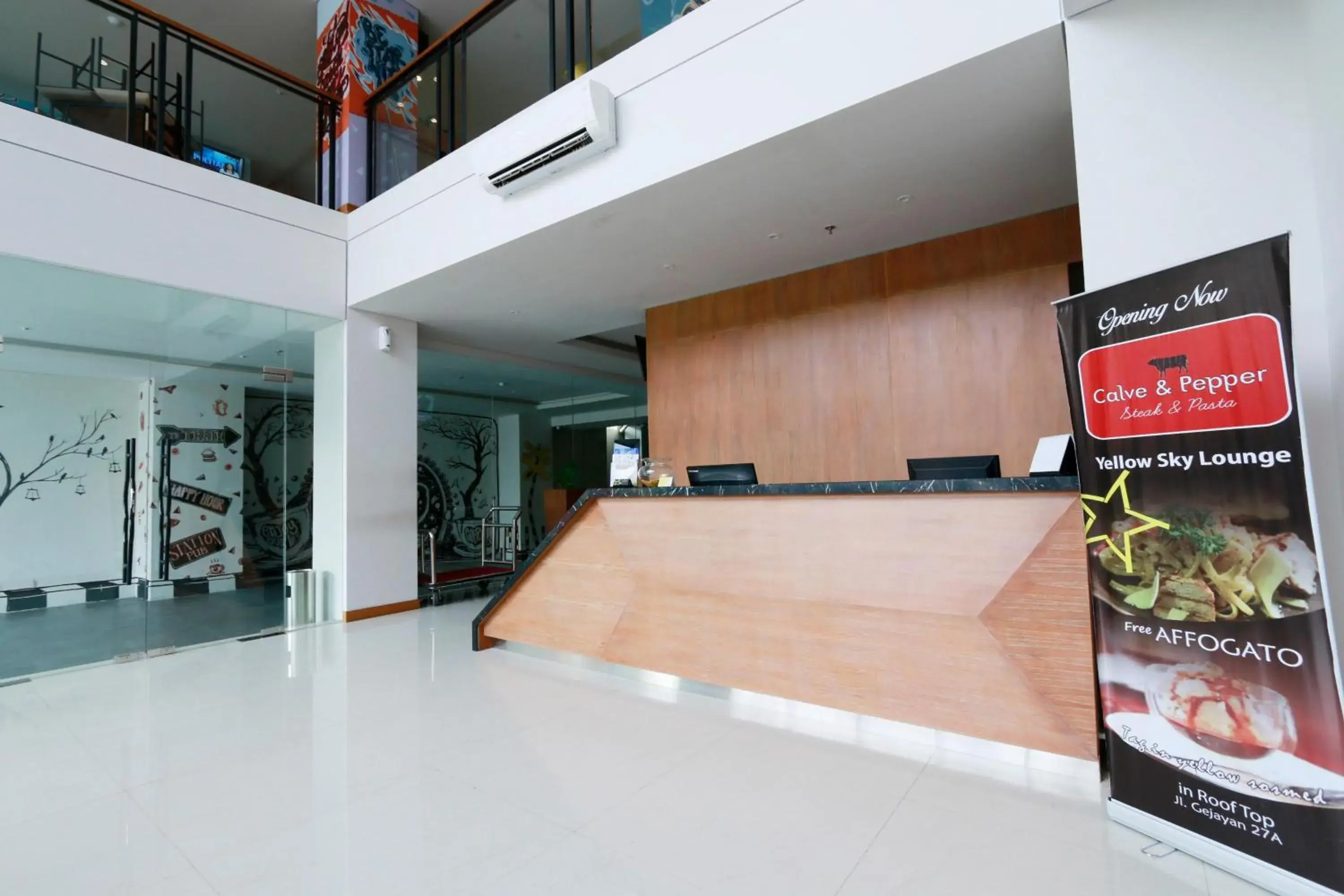 Lobby or reception in Yellow Star Gejayan Hotel