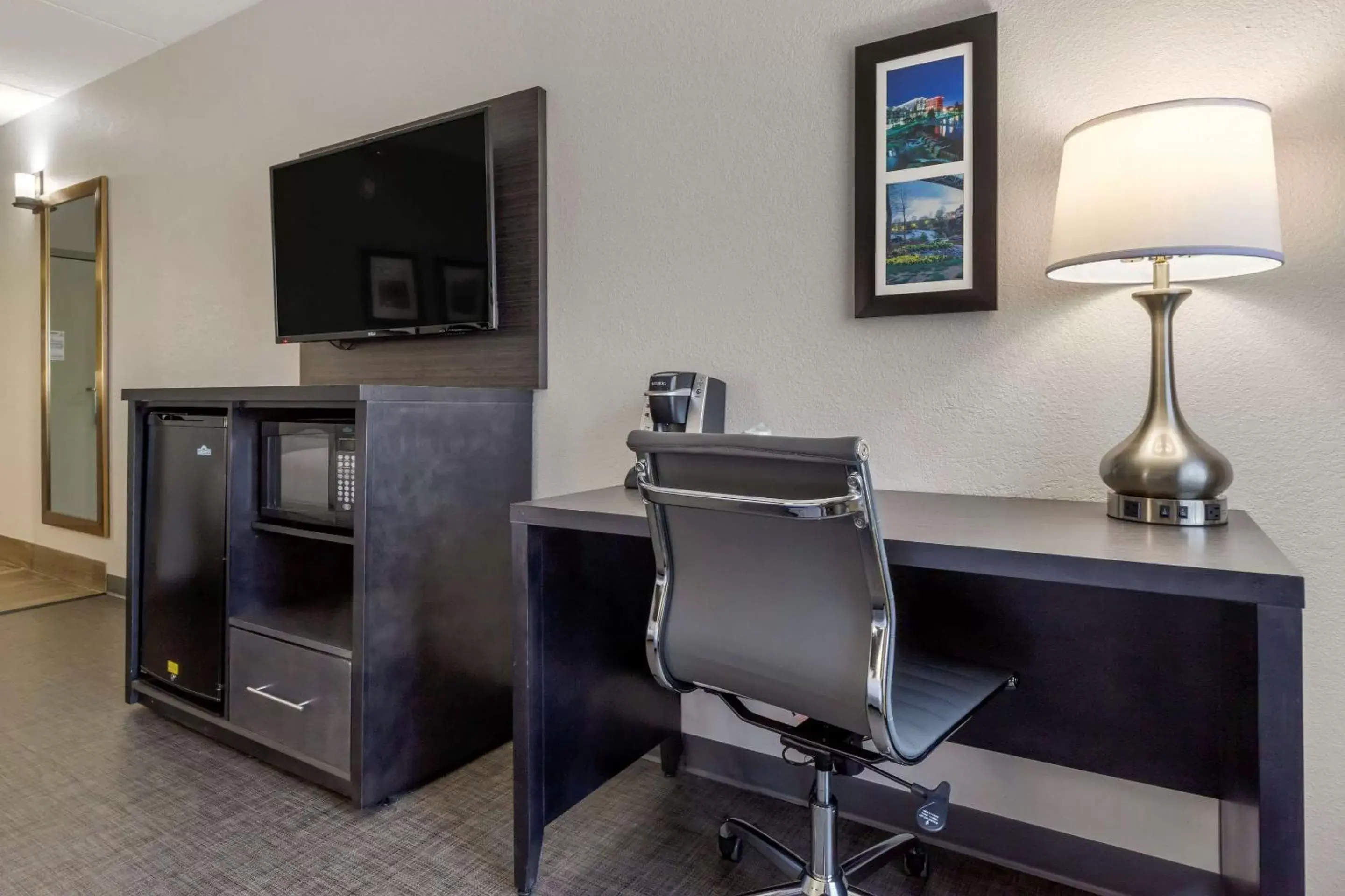 Photo of the whole room, TV/Entertainment Center in Comfort Inn & Suites Greer - Greenville