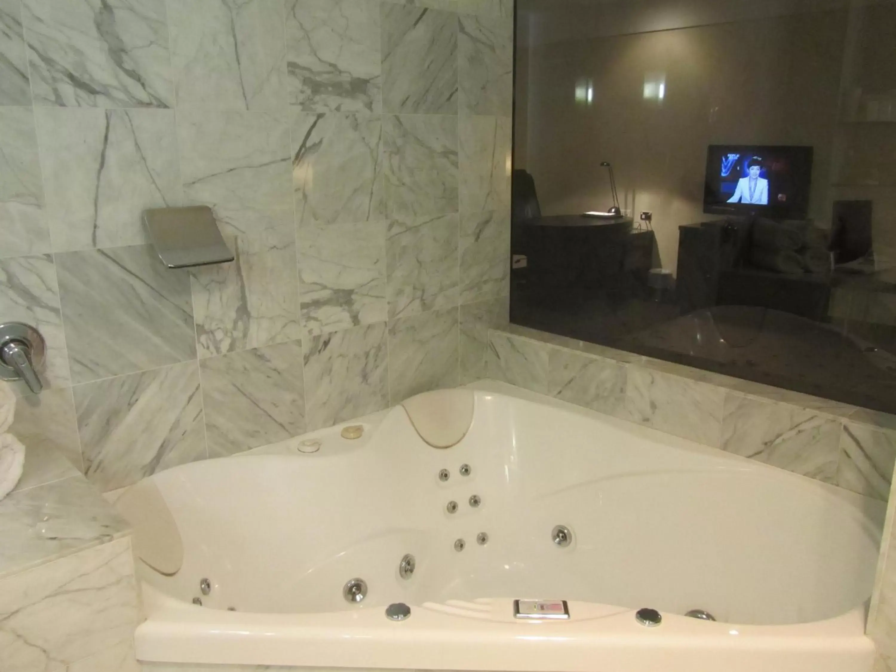 Bathroom, TV/Entertainment Center in Best Western Plus Goulburn