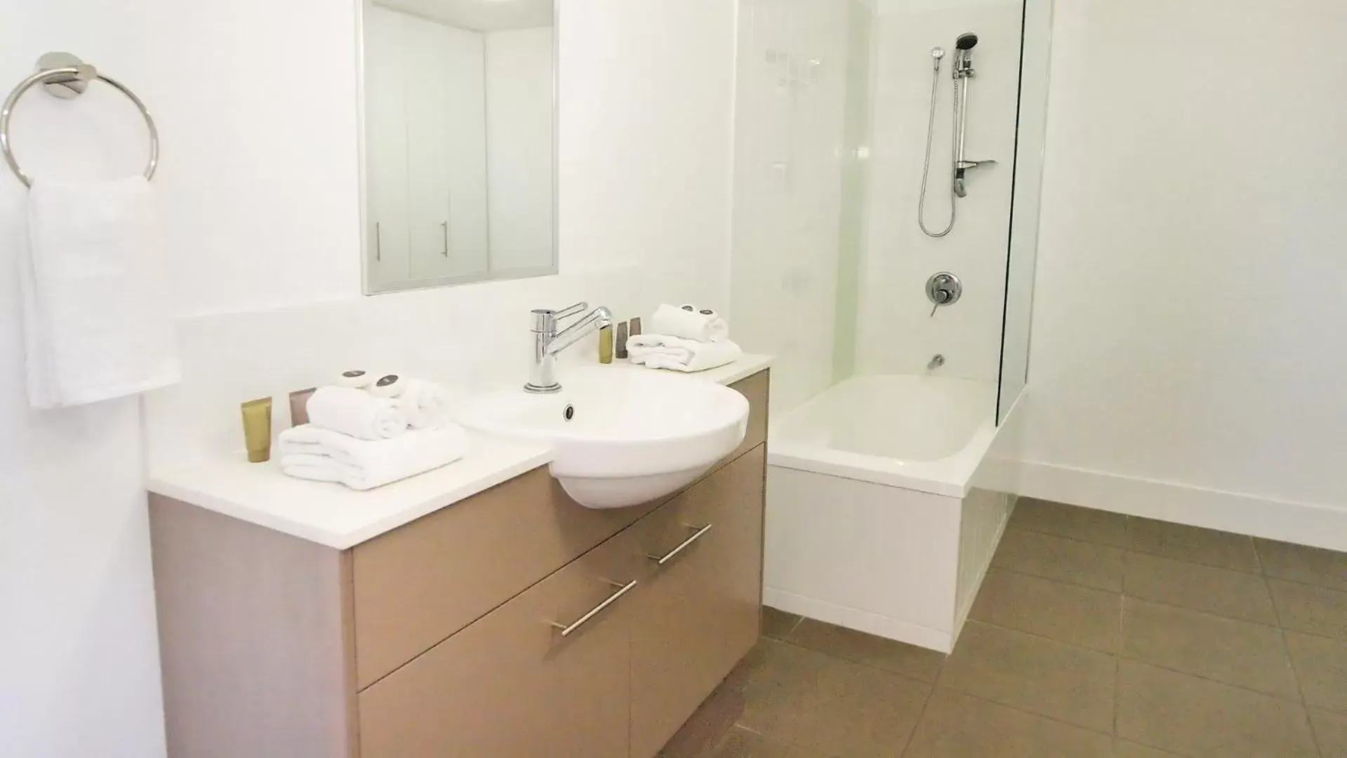 Bathroom in Oaks Townsville Gateway Suites