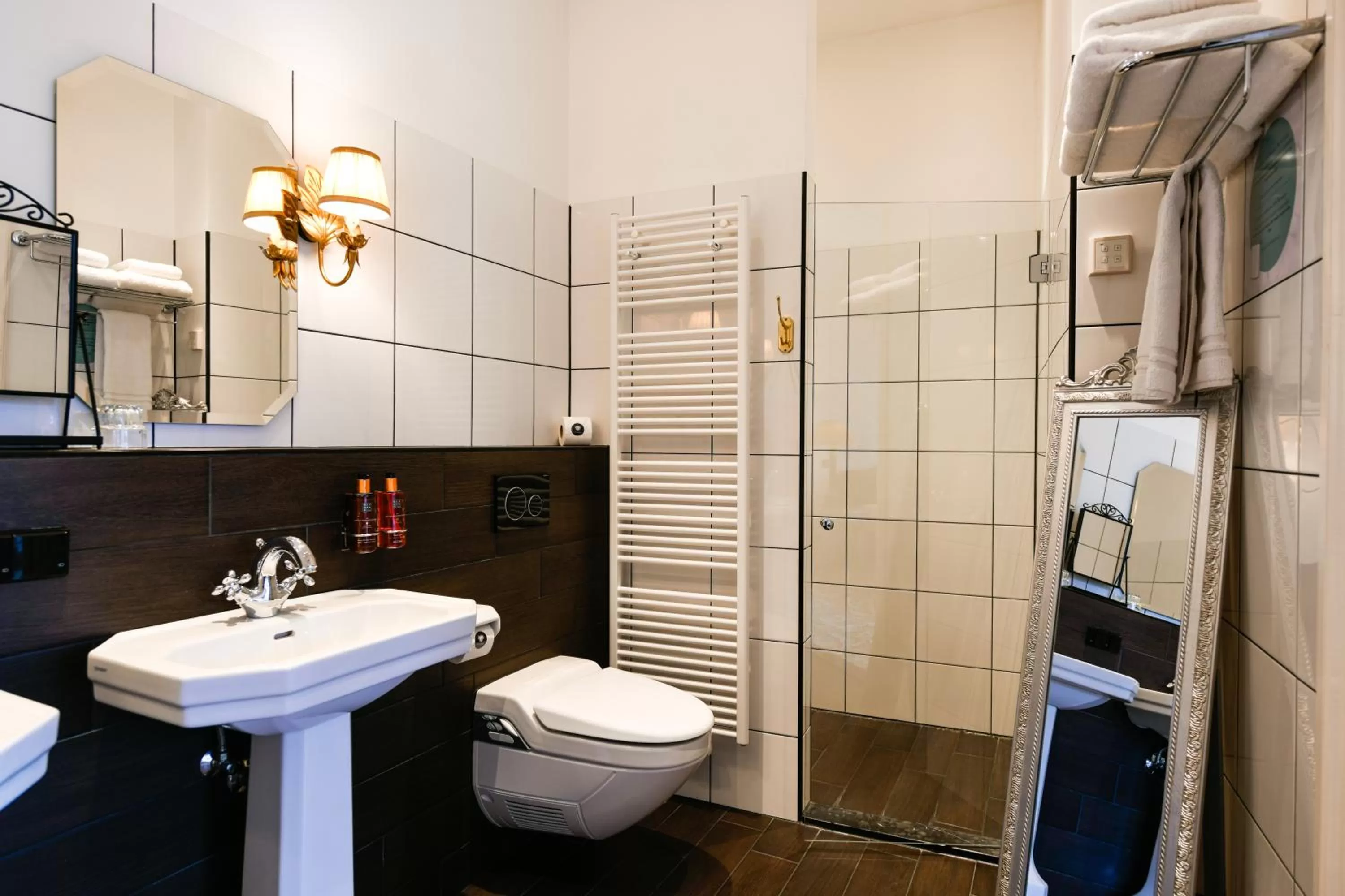 Shower in Grand Boutique Hotel-Restaurant Huis Vermeer