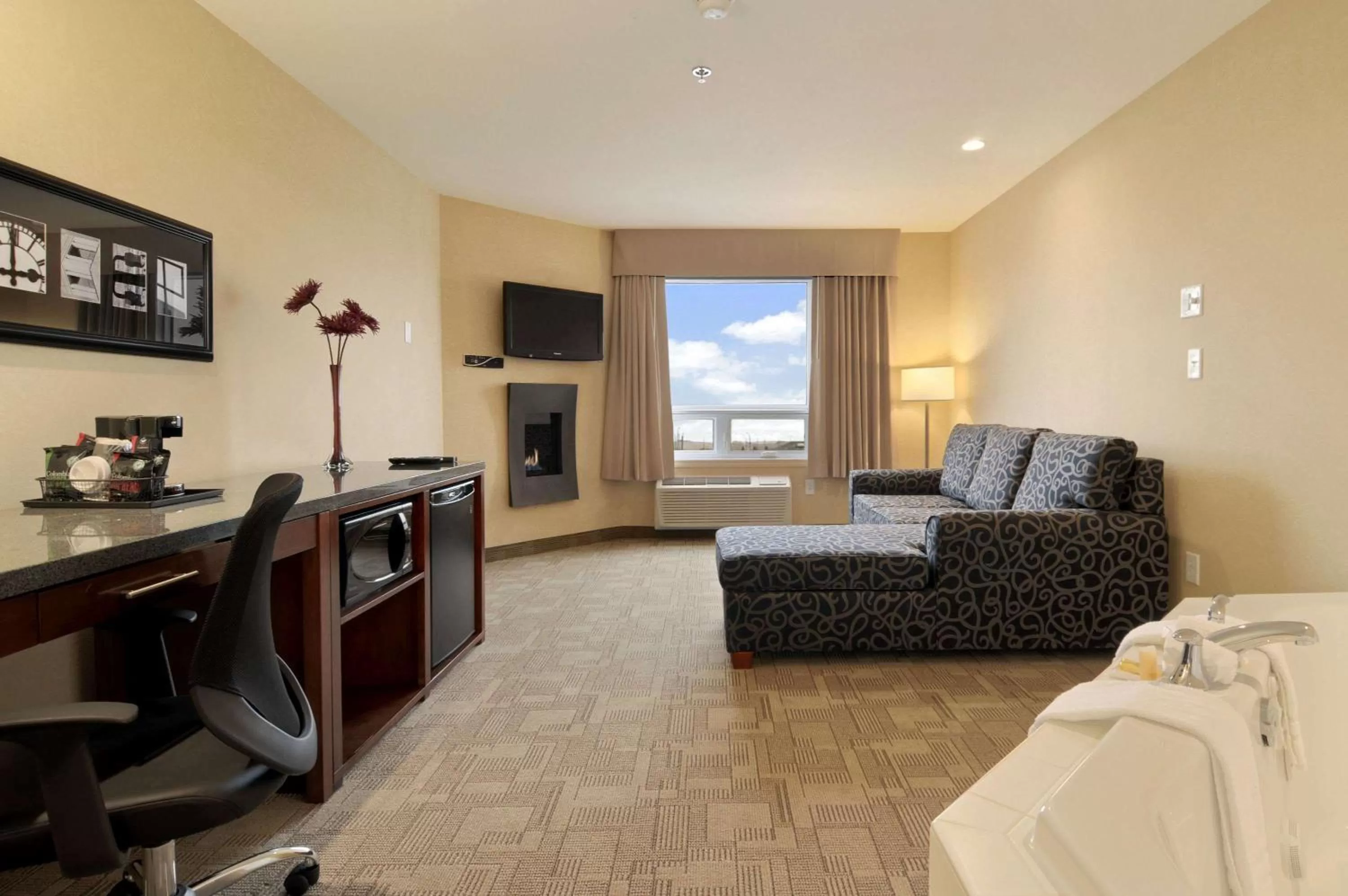 Photo of the whole room, Bed in Days Inn by Wyndham Regina Airport West