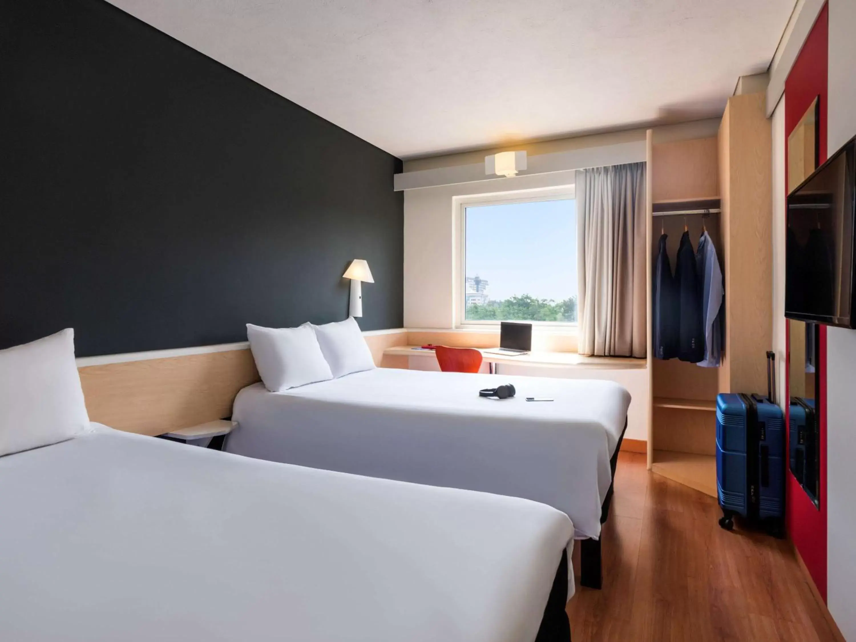 Photo of the whole room, Bed in Ibis Guadalajara Expo