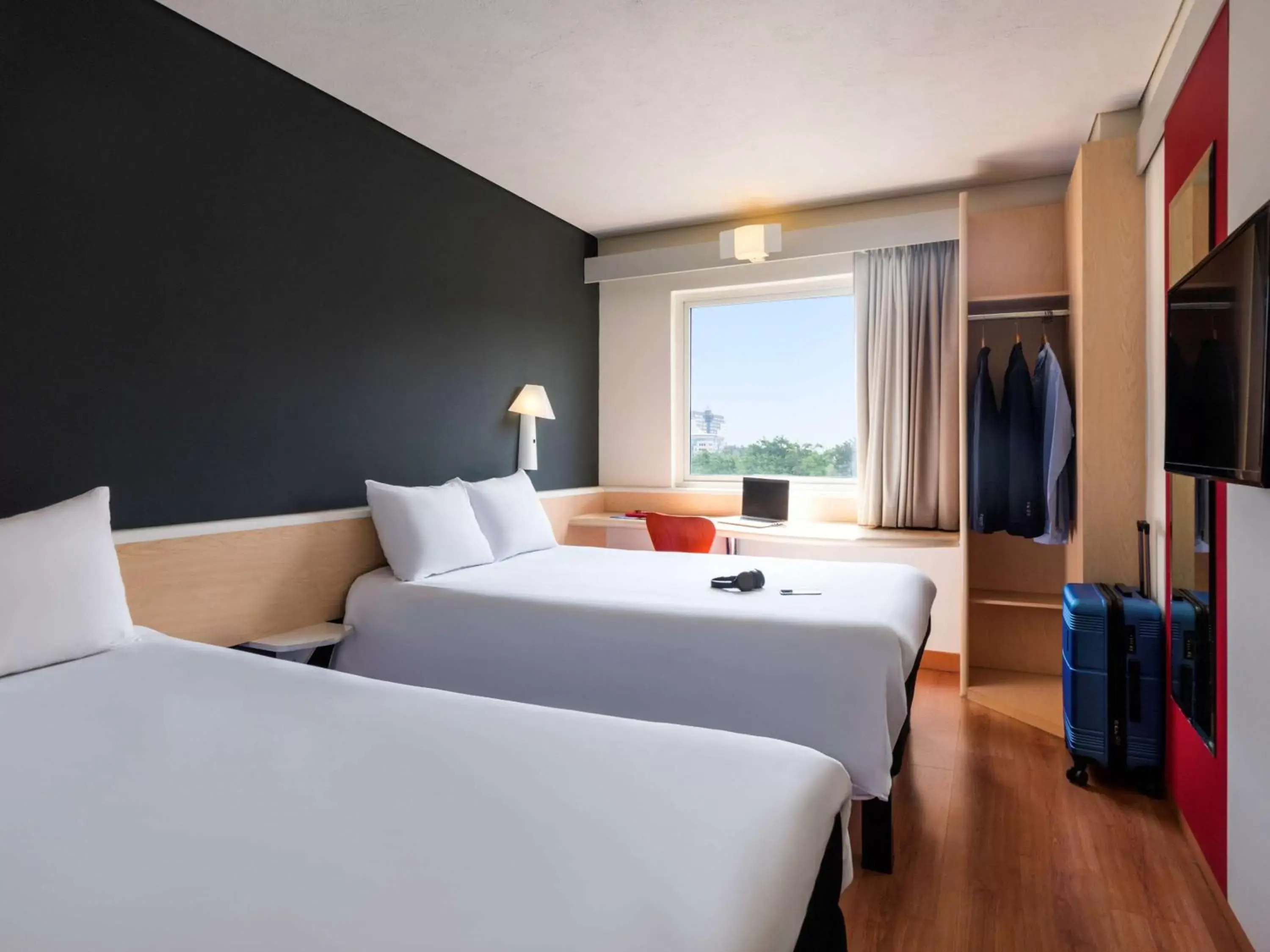 Photo of the whole room, Bed in Ibis Guadalajara Expo Photo of the whole room, Bed in Ibis Guadalajara Expo