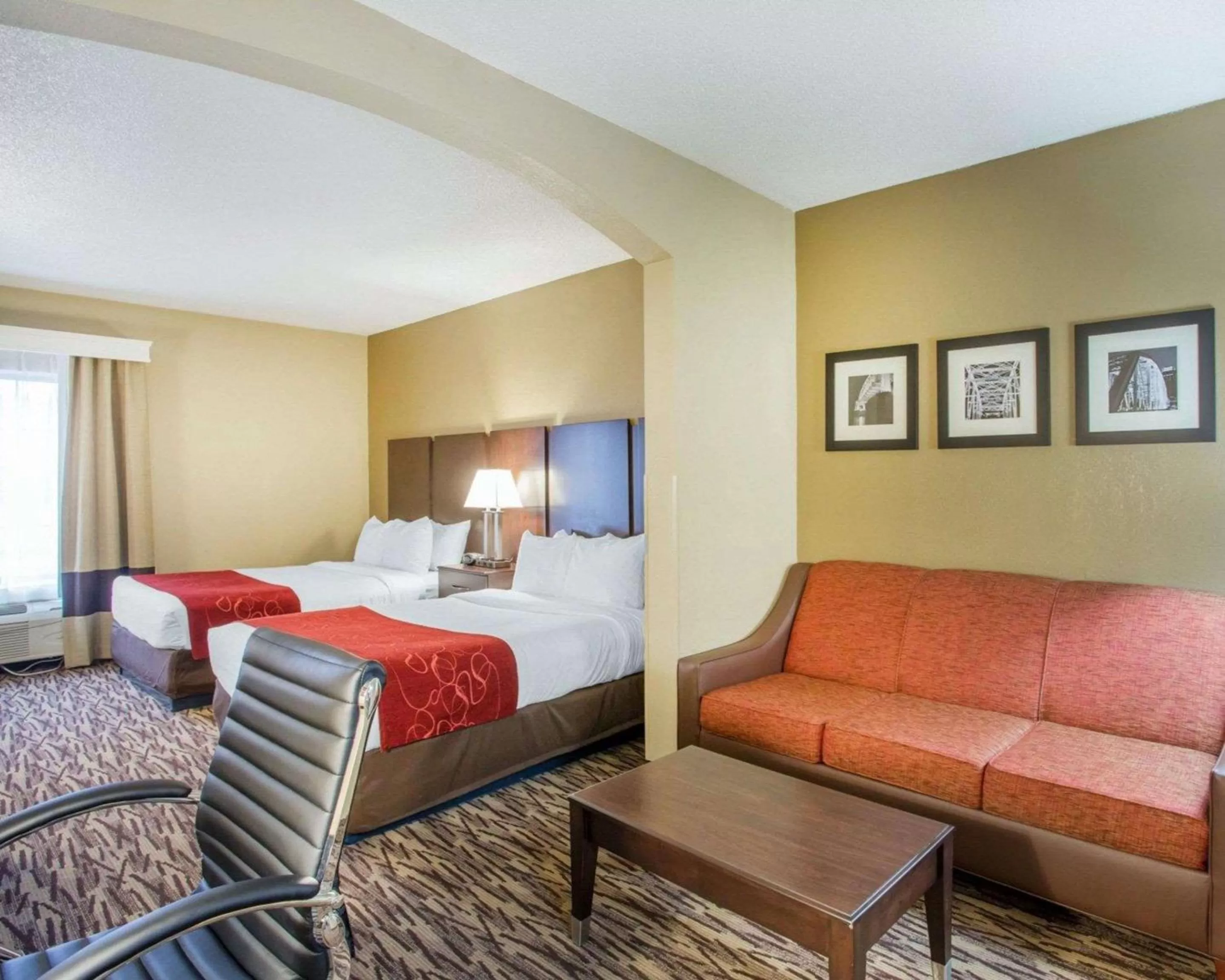 Photo of the whole room, Bed in Comfort Suites Lebanon