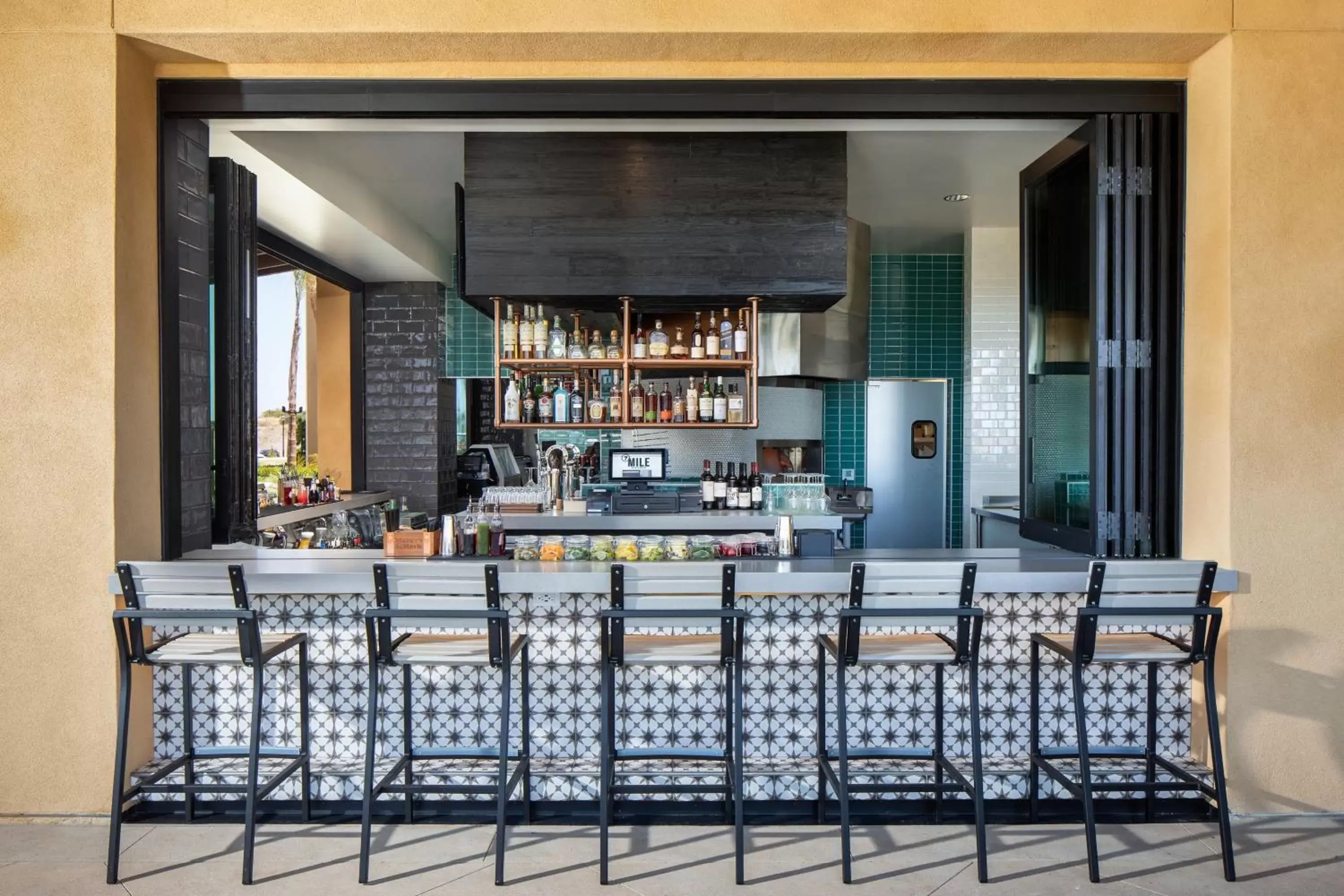Kitchen or kitchenette, Lounge/Bar in Sheraton Carlsbad Resort & Spa
