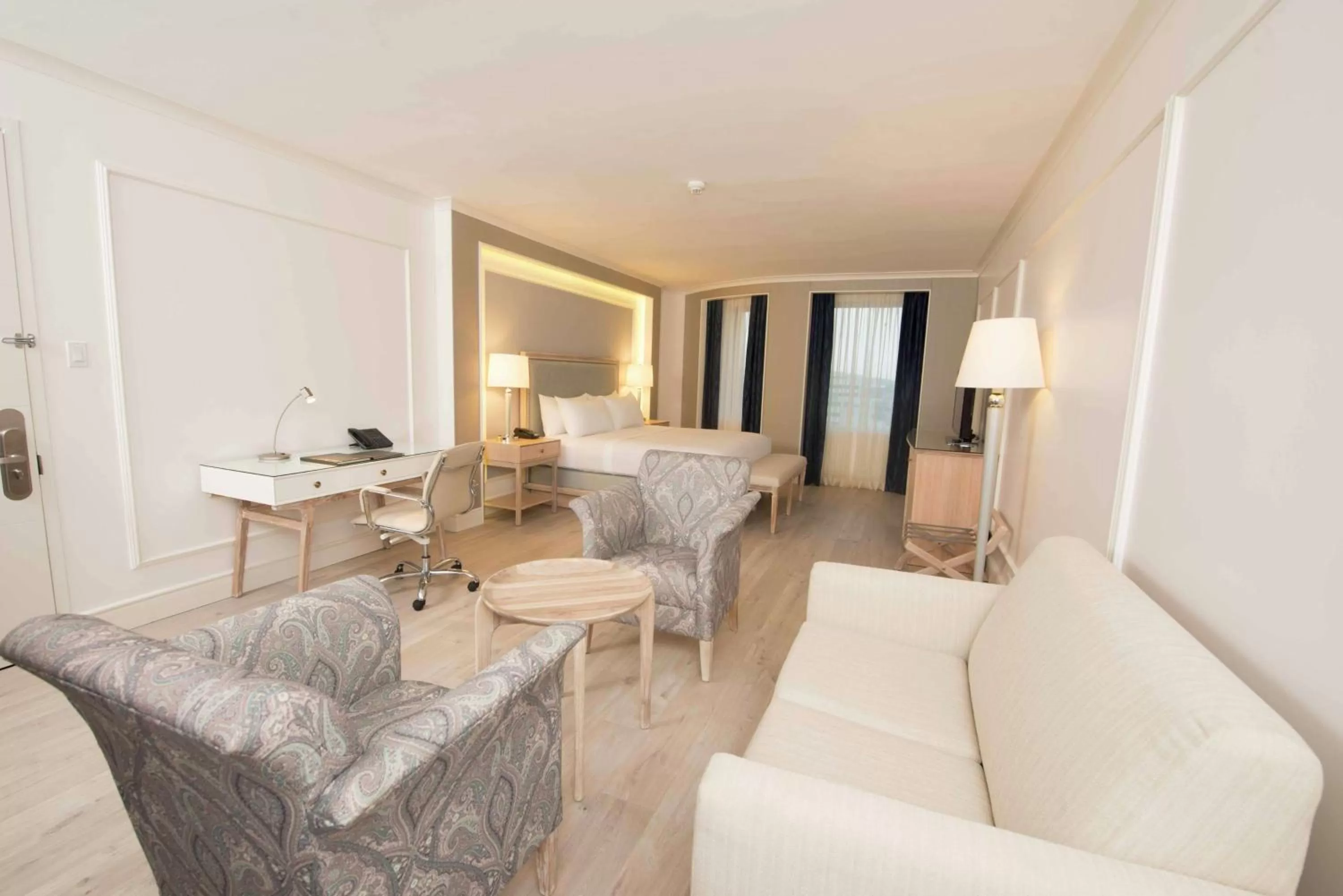 Living room, Bed in Hilton Colon Guayaquil Hotel