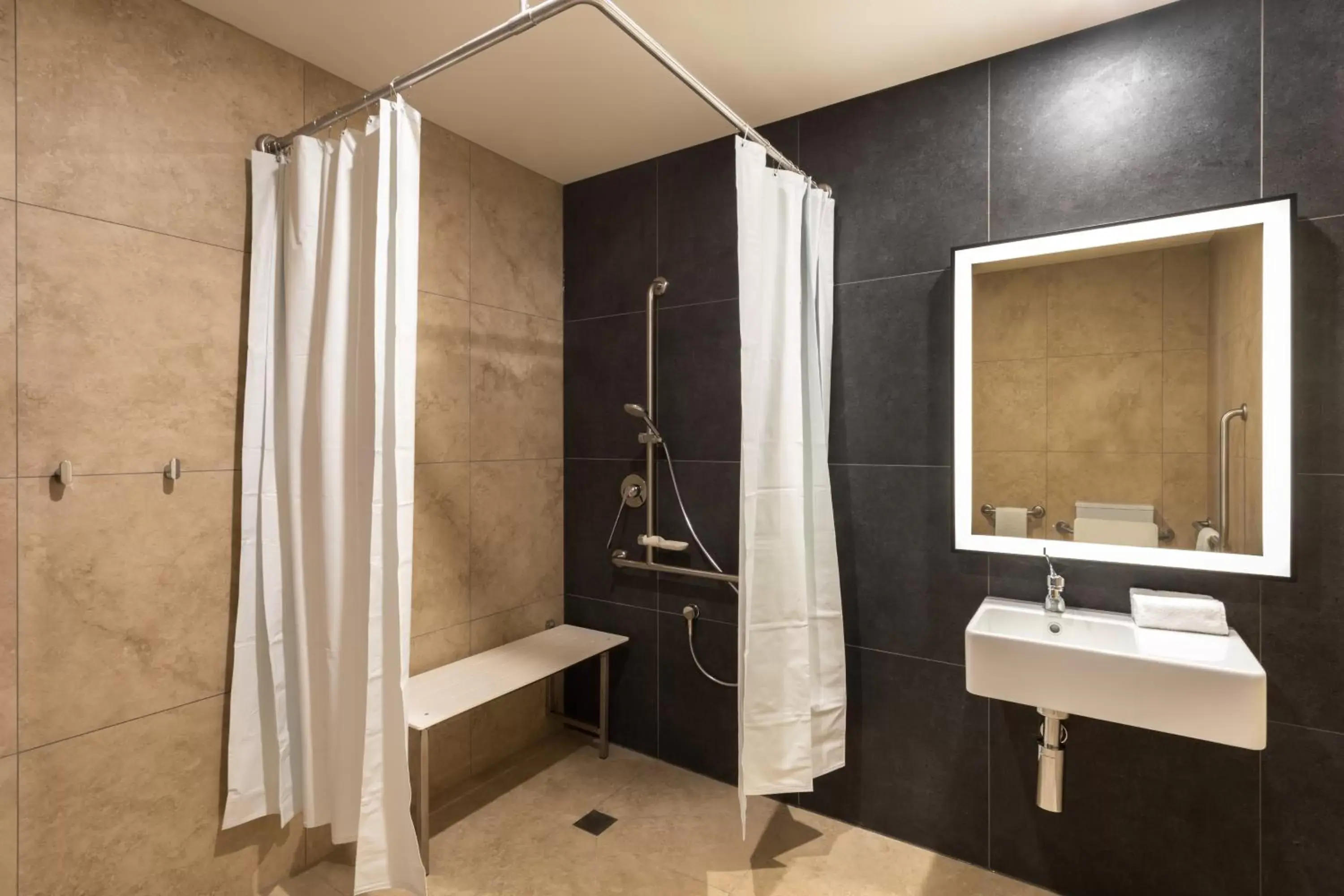 Shower, Bathroom in Novotel Devonport