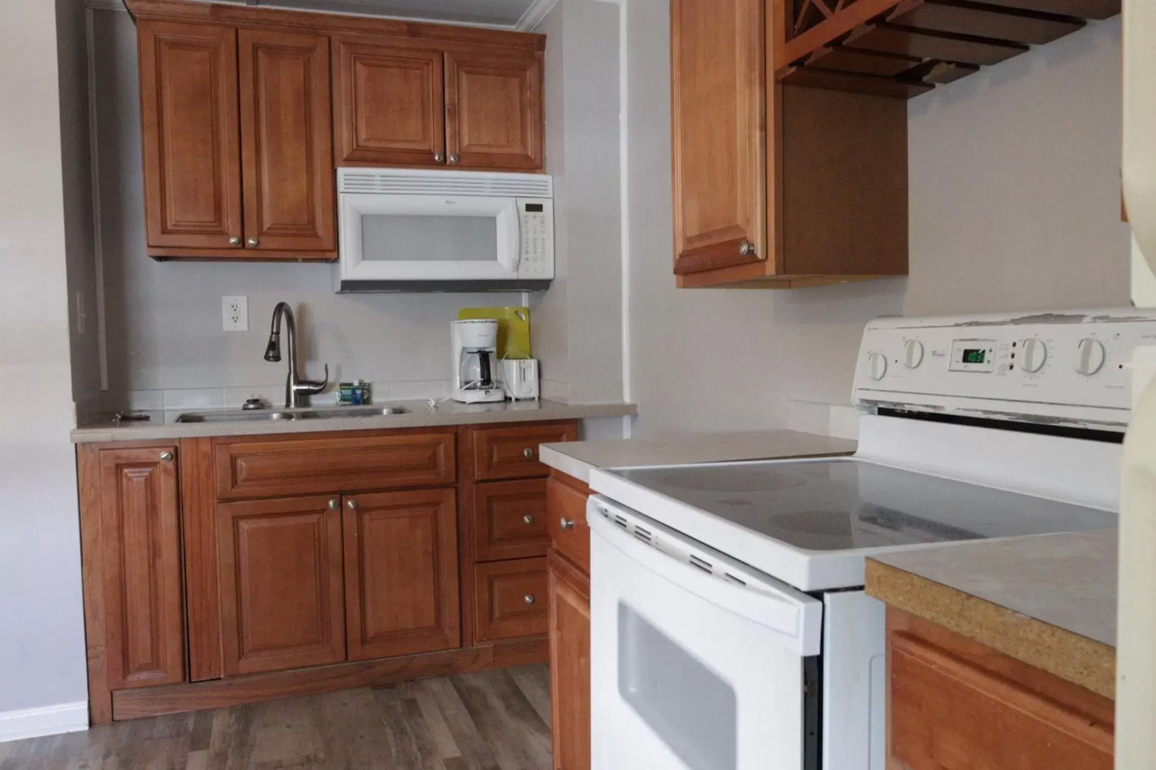 minibar, Kitchen/Kitchenette in The Burgundy Inn Hotel and Apartments