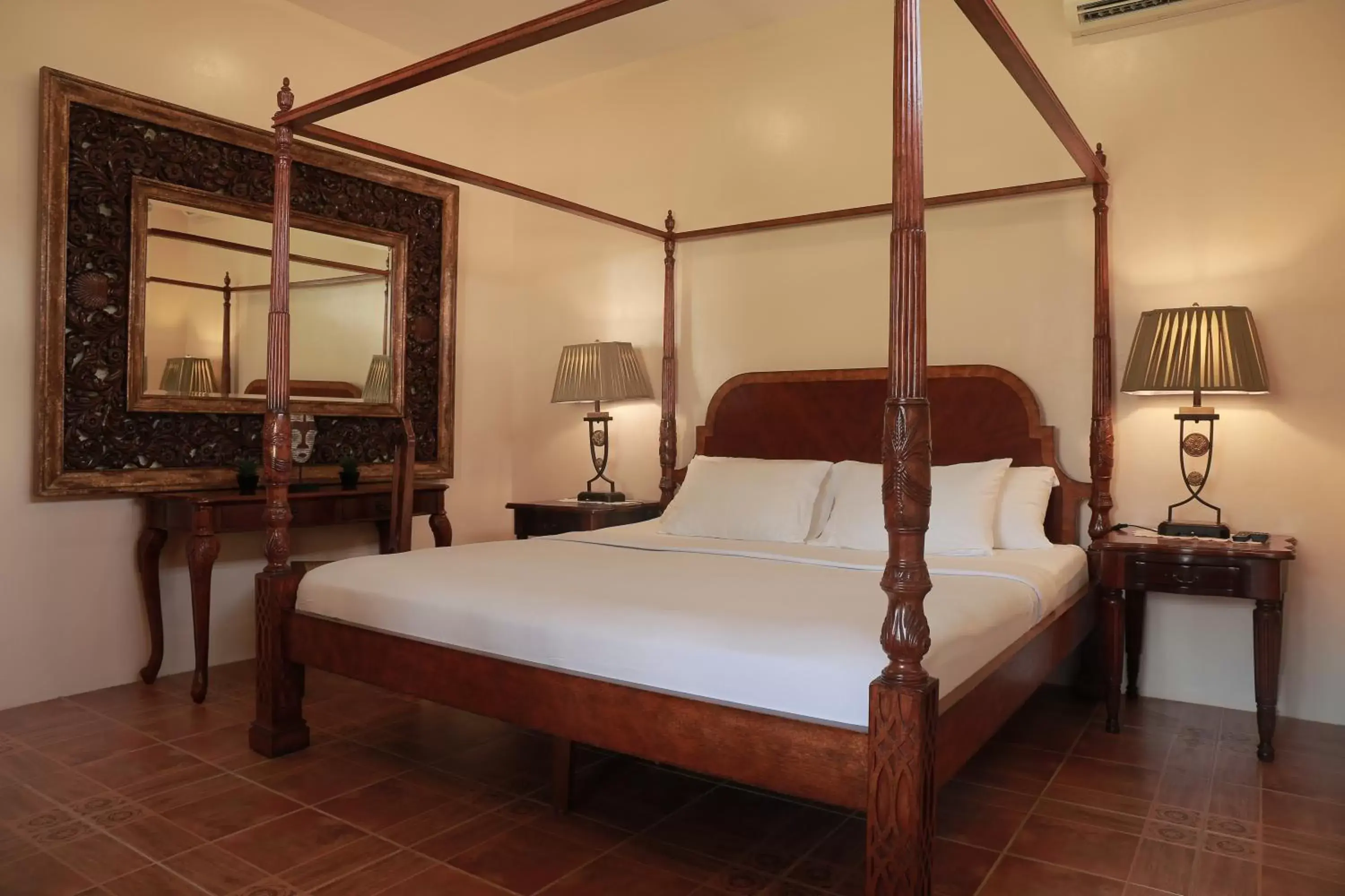 Bedroom, Bed in Turtle Bay Dive Resort