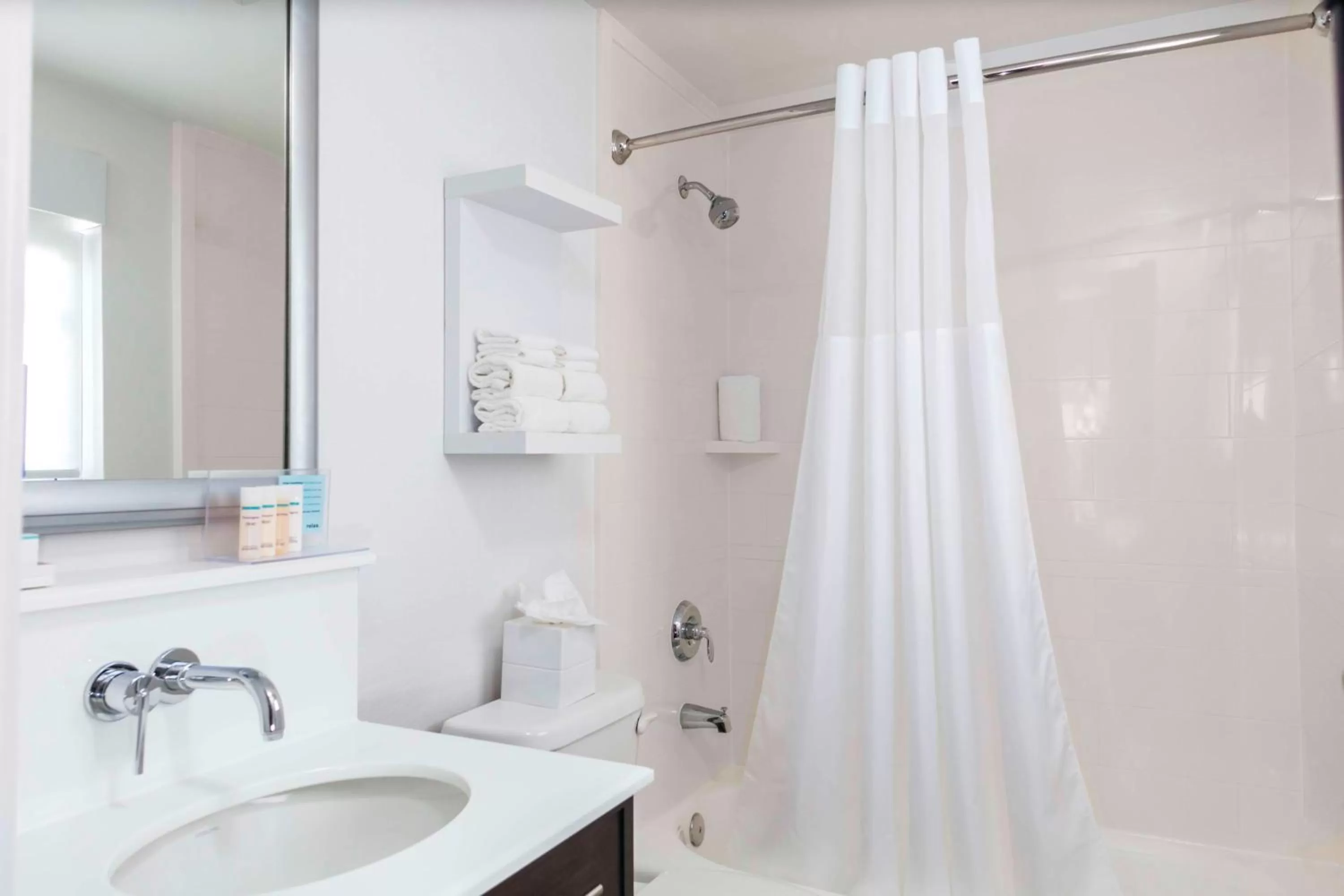 King Room with Roll in Shower - Mobility Accessible in Hampton Inn Miami Beach - Mid Beach