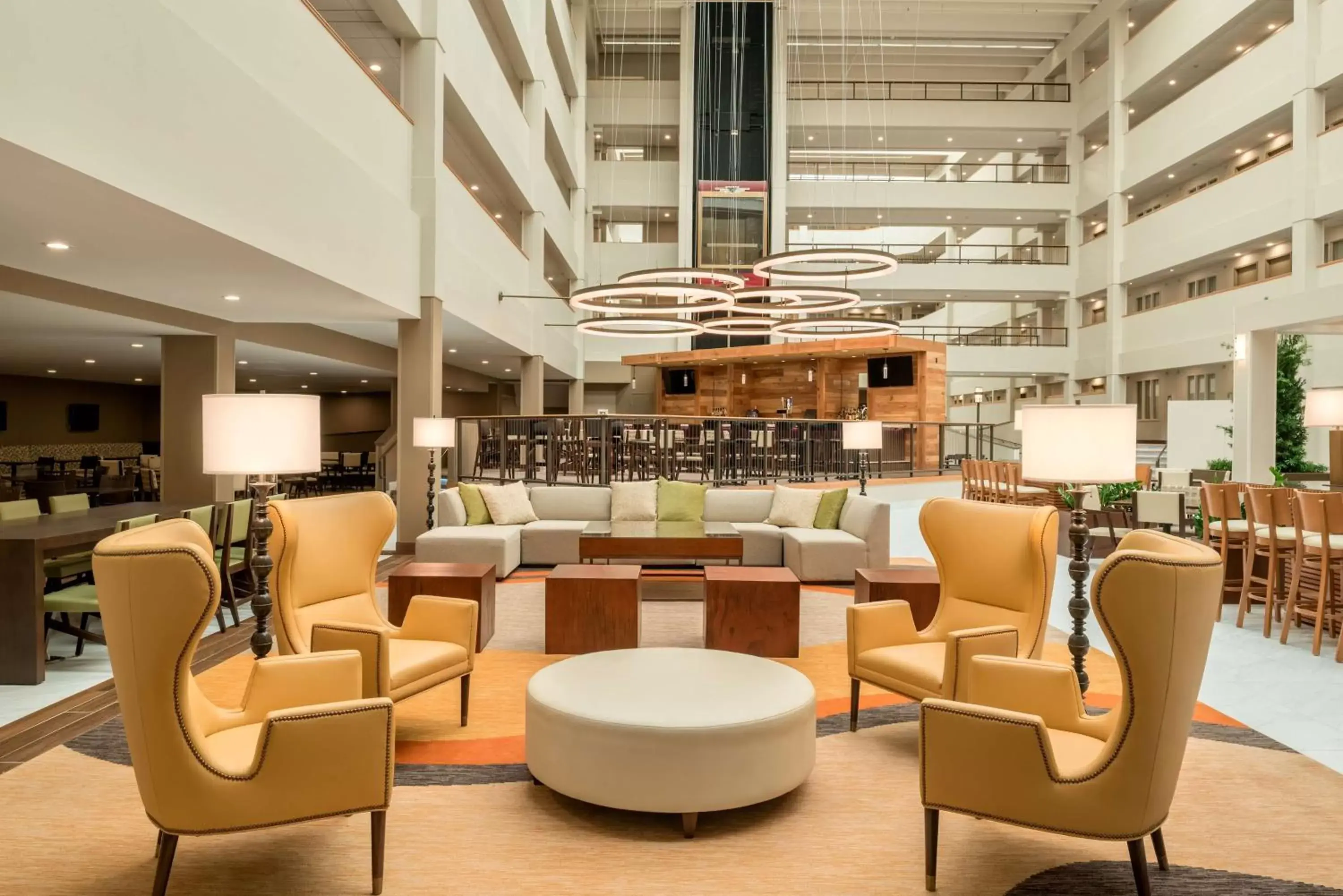 Lobby or reception, Lounge/Bar in Embassy Suites by Hilton Milwaukee Brookfield