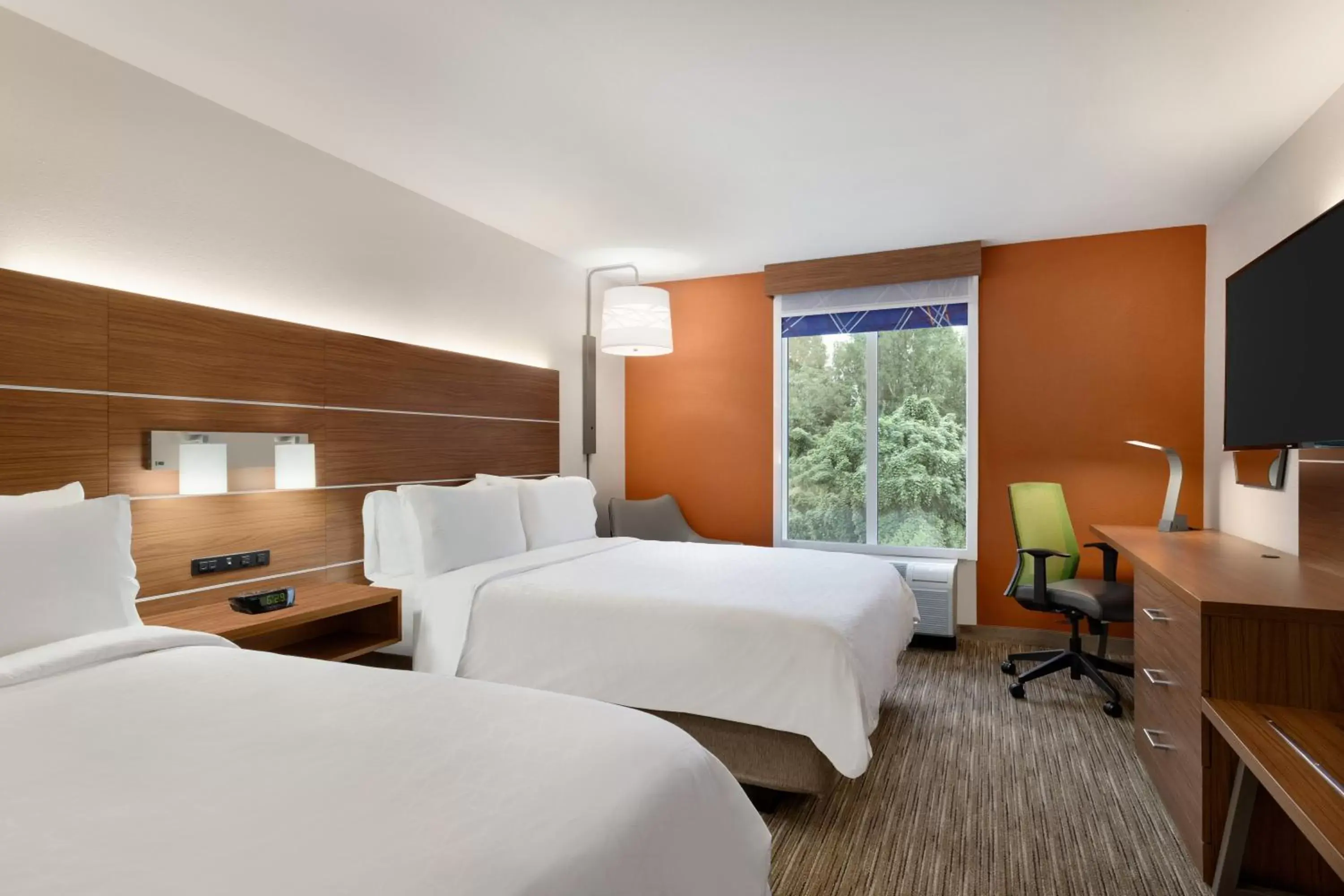 Photo of the whole room, Bed in Holiday Inn Express Hotel & Suites Auburn - University Area, an IHG Hotel