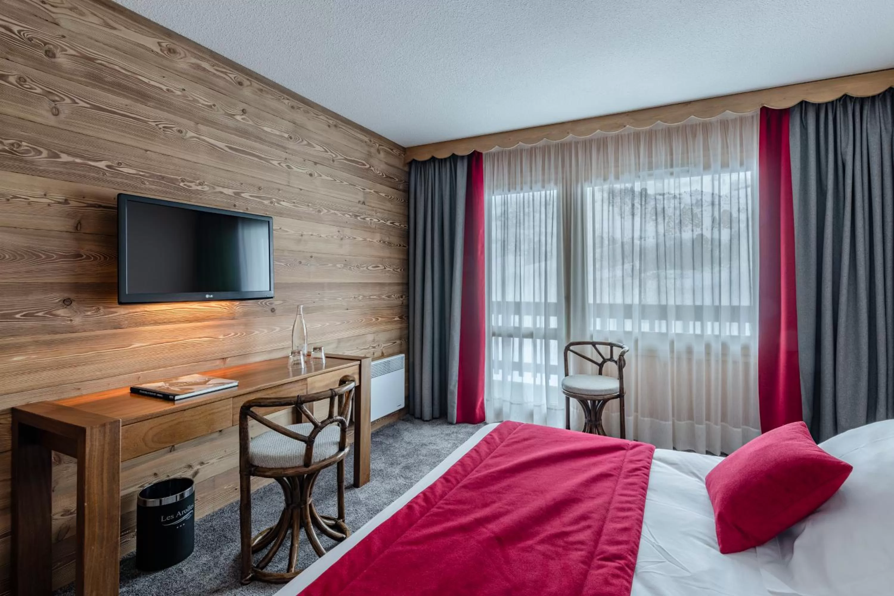 Bed, TV/Entertainment Center in Hotel Les Arolles