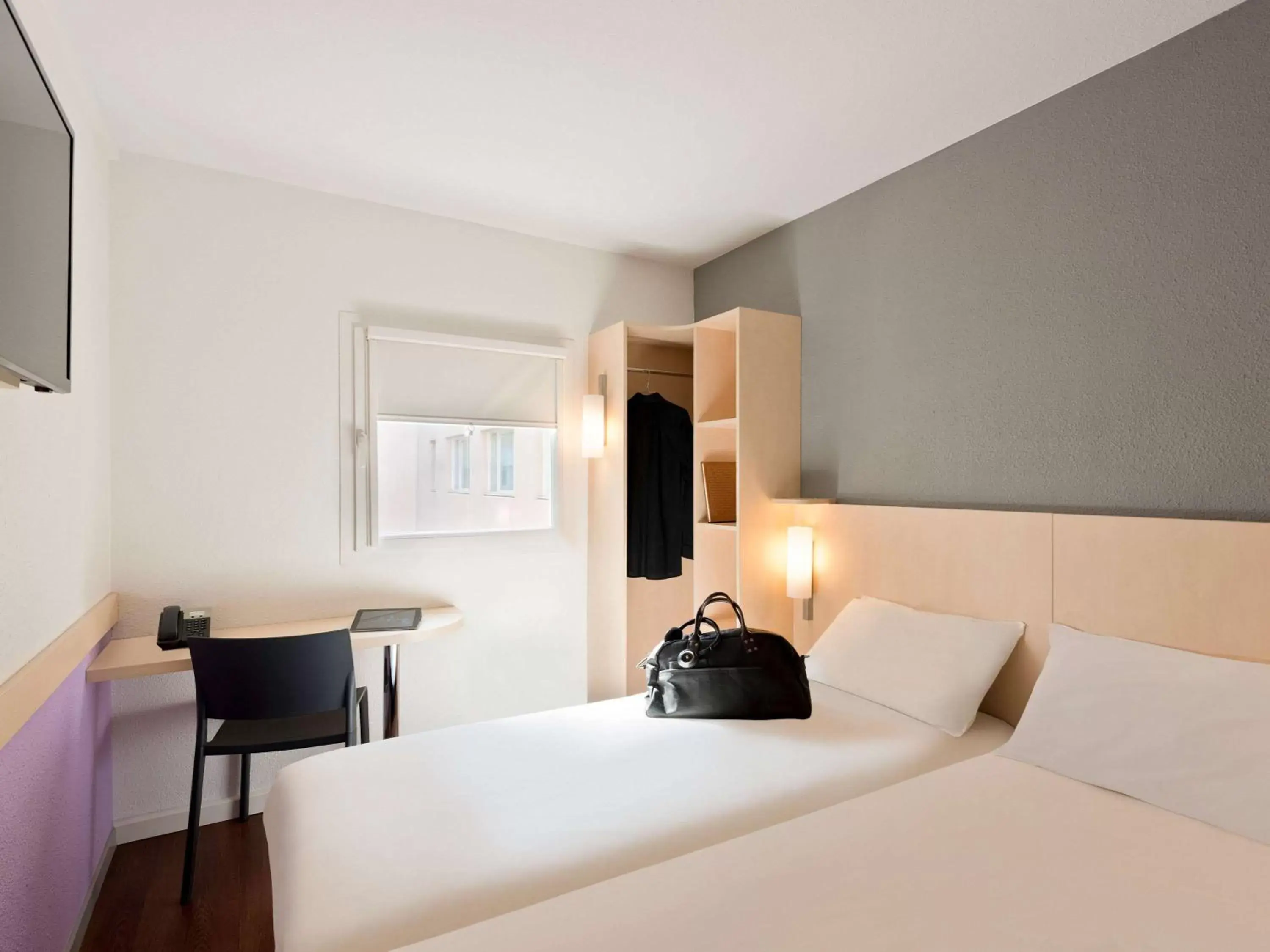 Photo of the whole room, Bed in ibis budget Cannes Centre Ville