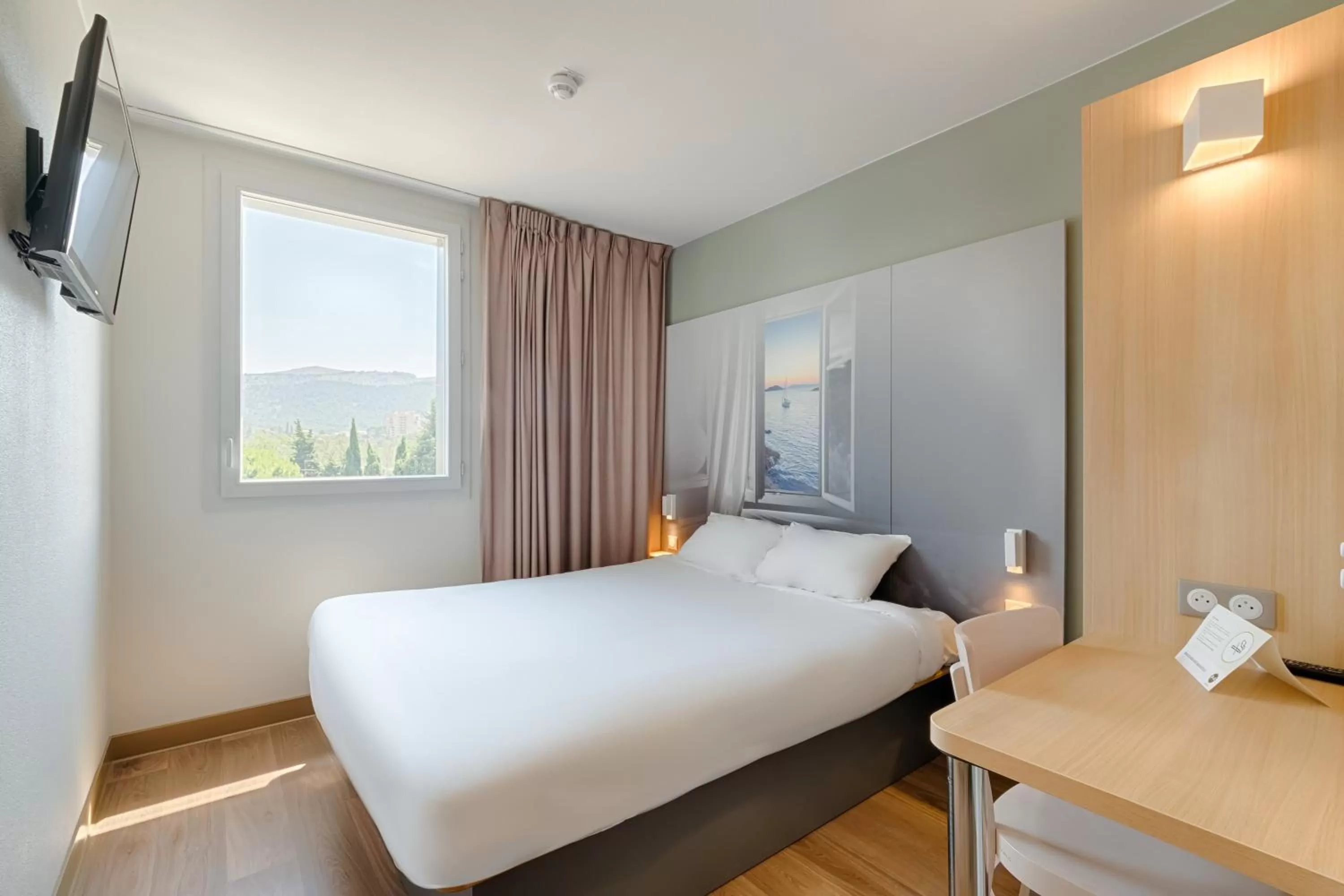 Bedroom, Bed in B&B HOTEL Marseille Aéroport Saint-Victoret