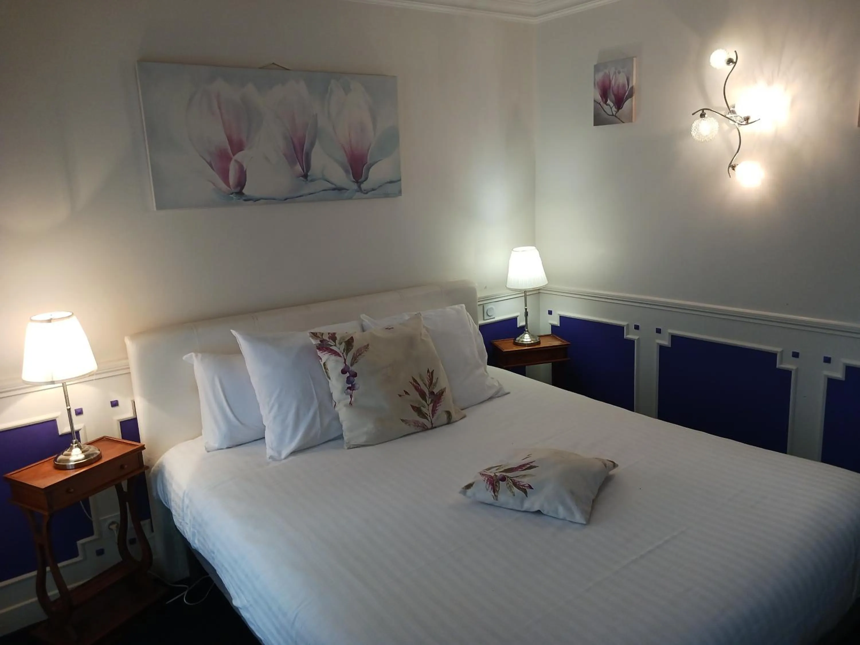 Bed in HOTEL LA COGNETTE A 25 Kilomètres de Châteauroux et 30 Kilomètres de Bourges