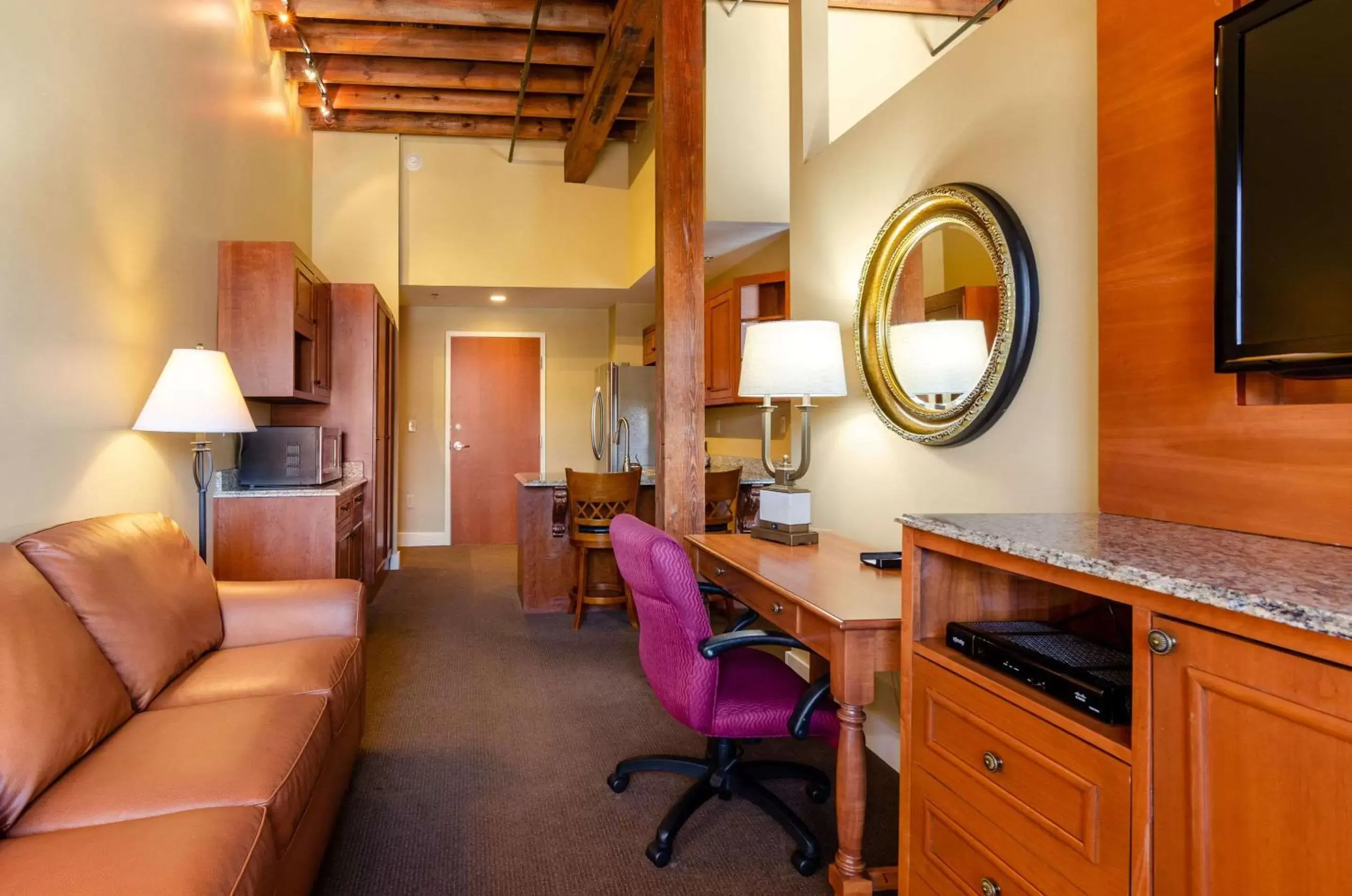 Photo of the whole room, Kitchen/Kitchenette in Jackson Park Inn, Ascend Hotel Collection