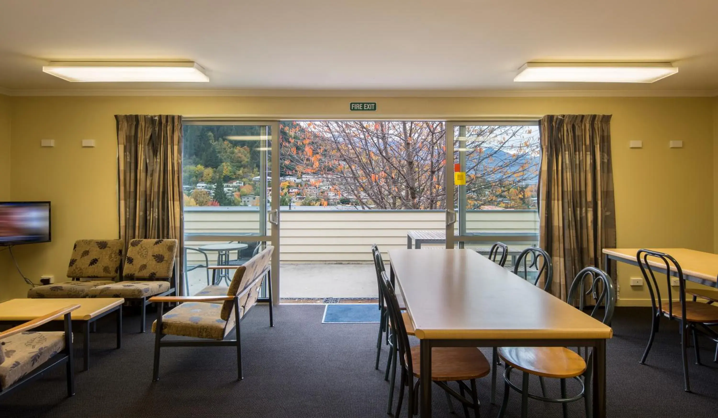 Communal kitchen in Pinewood Lodge