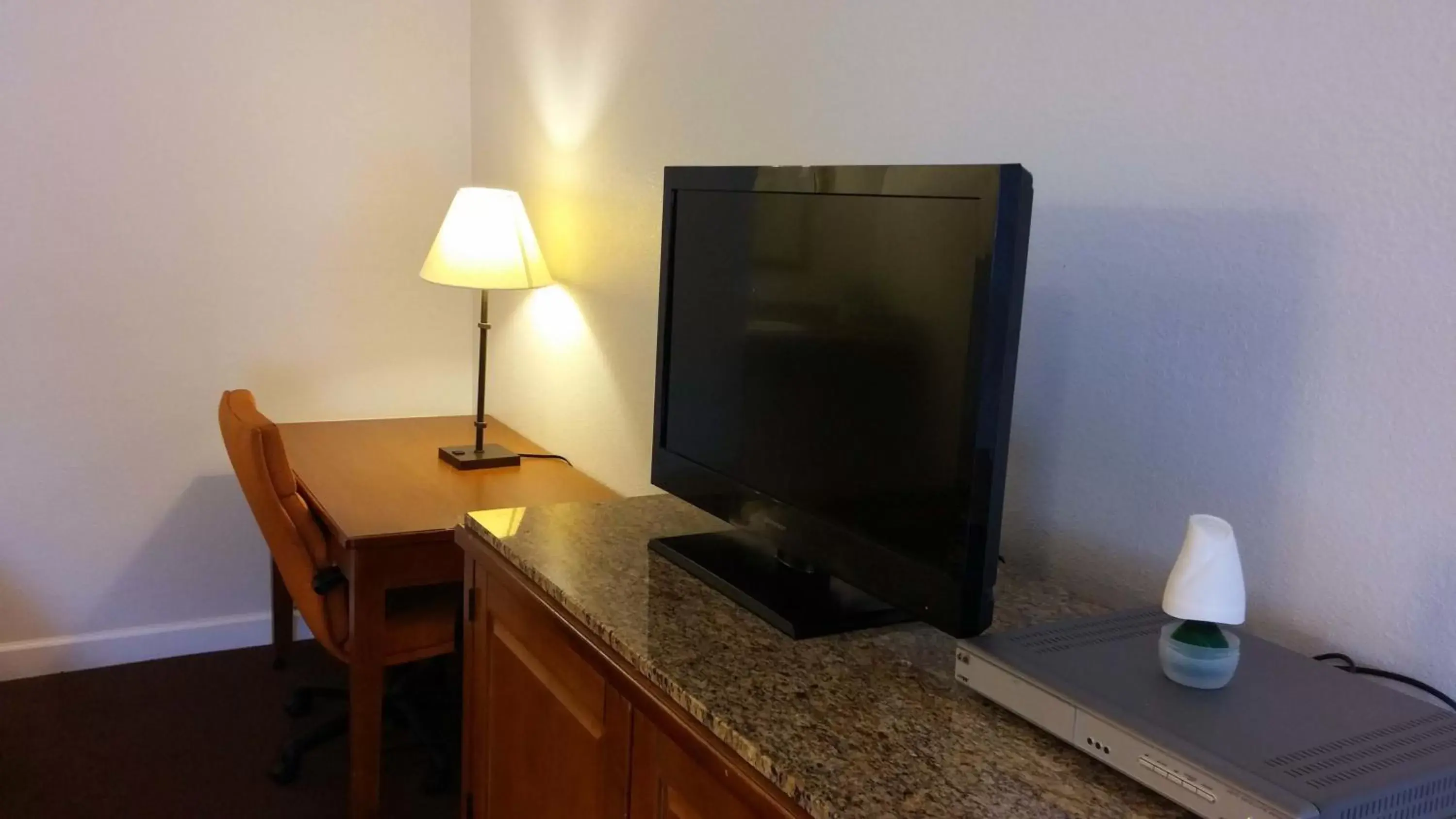 TV and multimedia, TV/Entertainment Center in Country Regency Inn & Suites